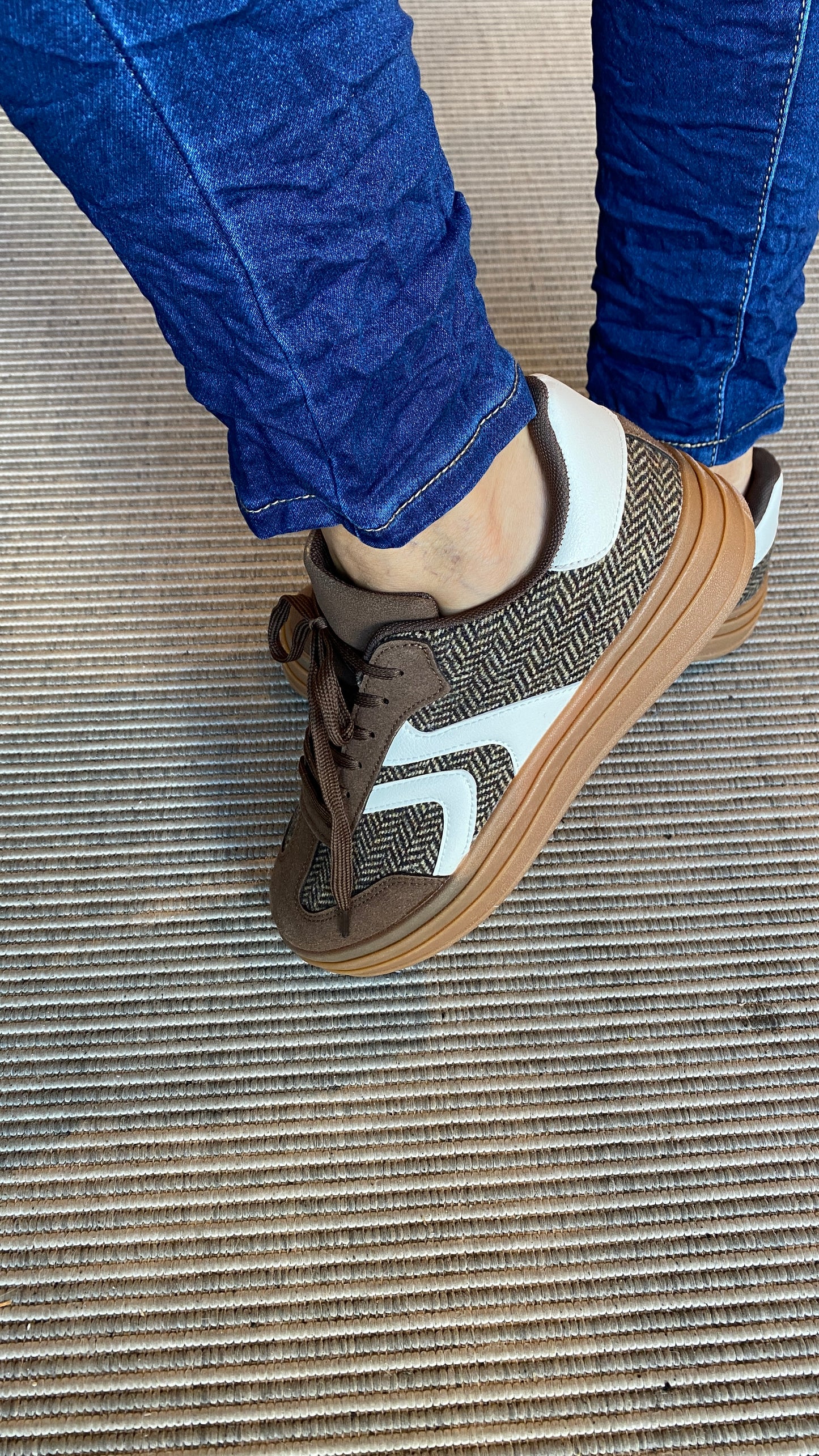 Brúnir strigaskór með hvítum röndum