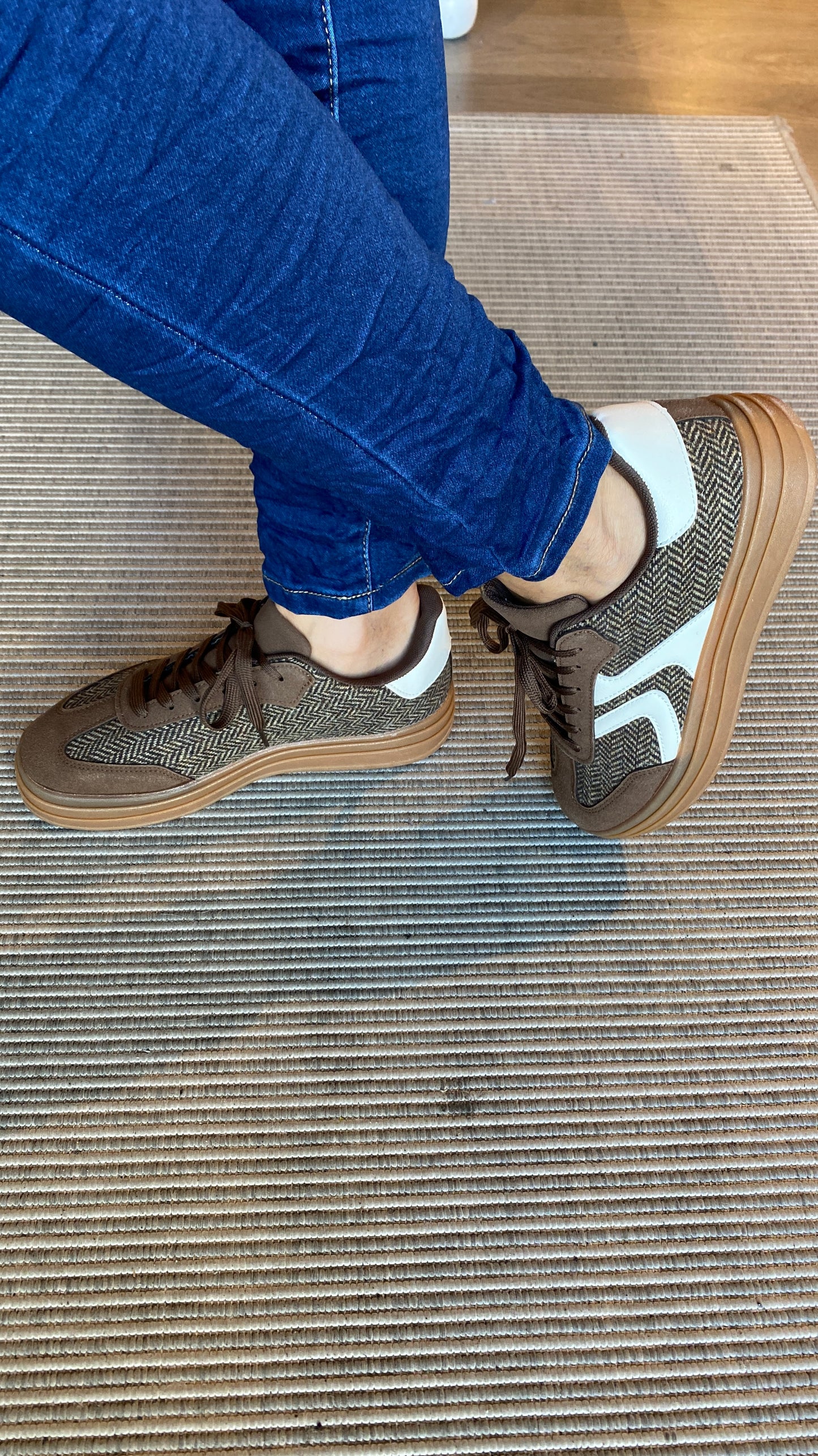 Brúnir strigaskór með hvítum röndum