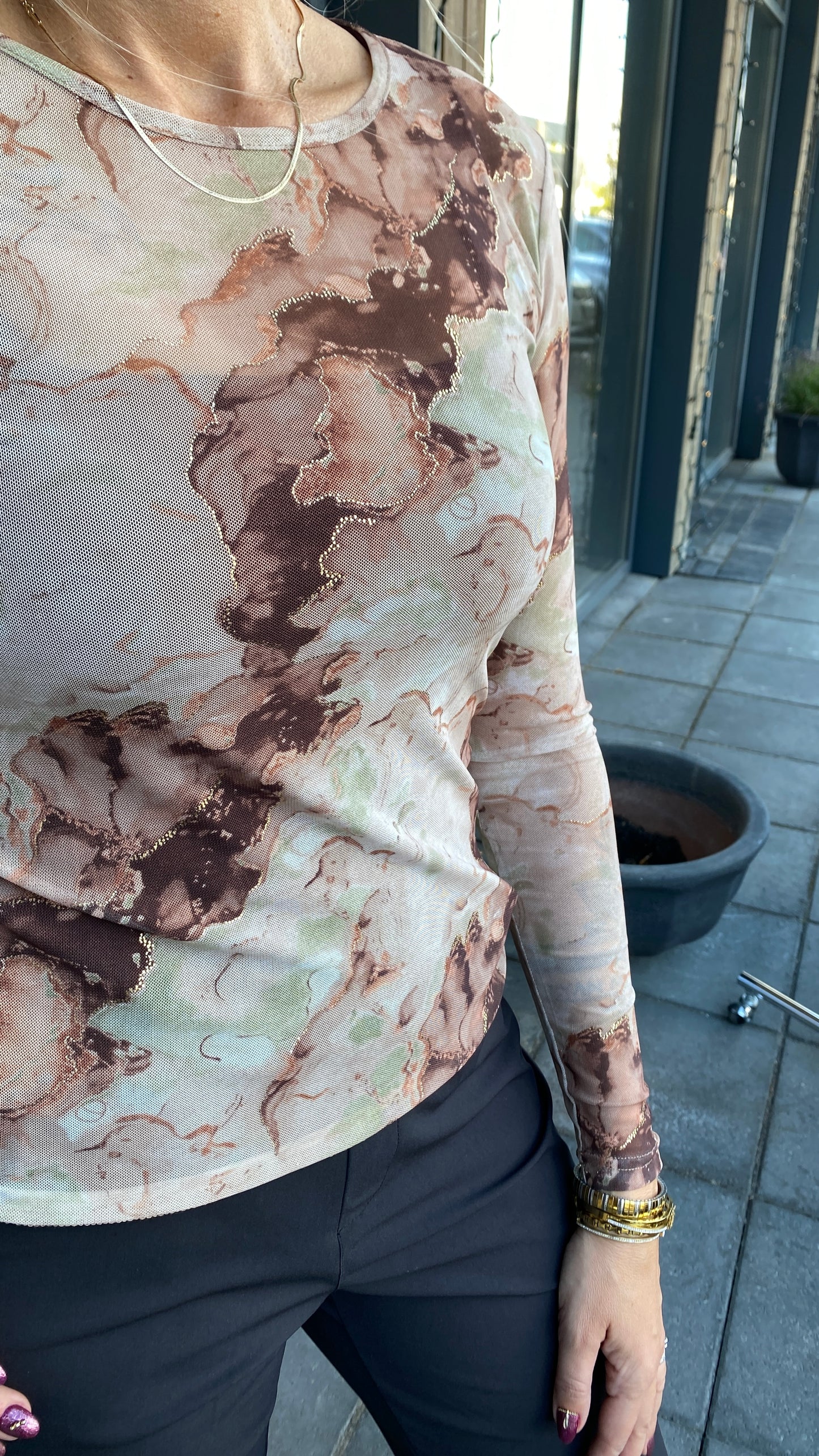 Ljós mesh bolur með brúnu, grænu og gylltu munstri