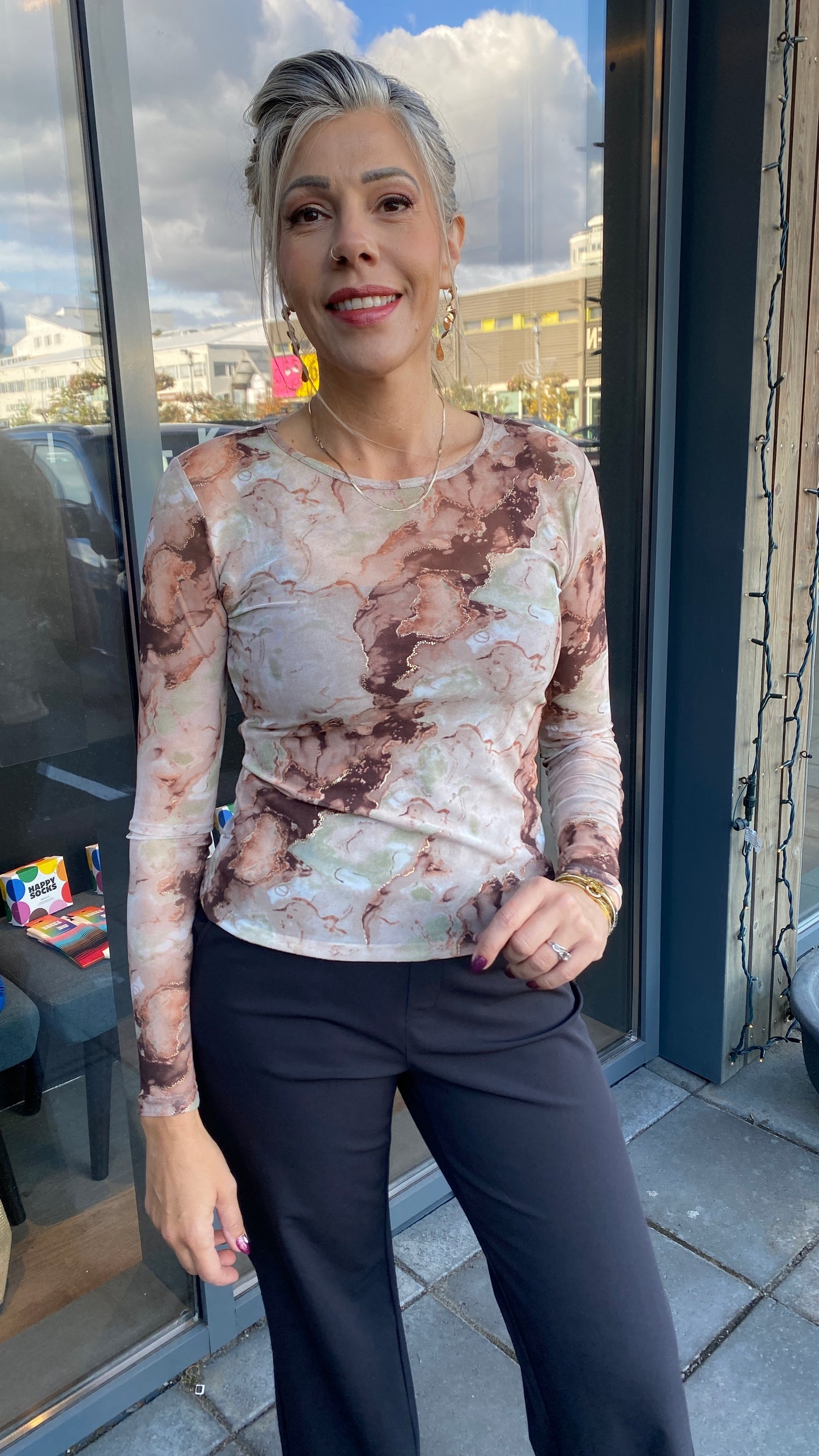 Ljós mesh bolur með brúnu, grænu og gylltu munstri