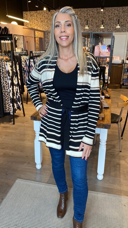 Opin röndótt peysa