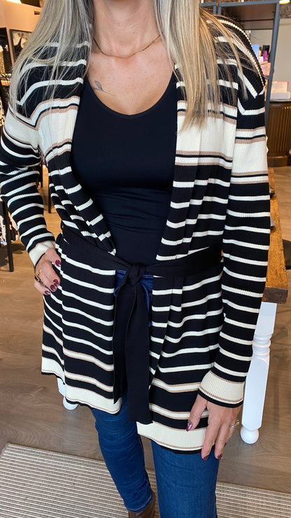 Opin röndótt peysa