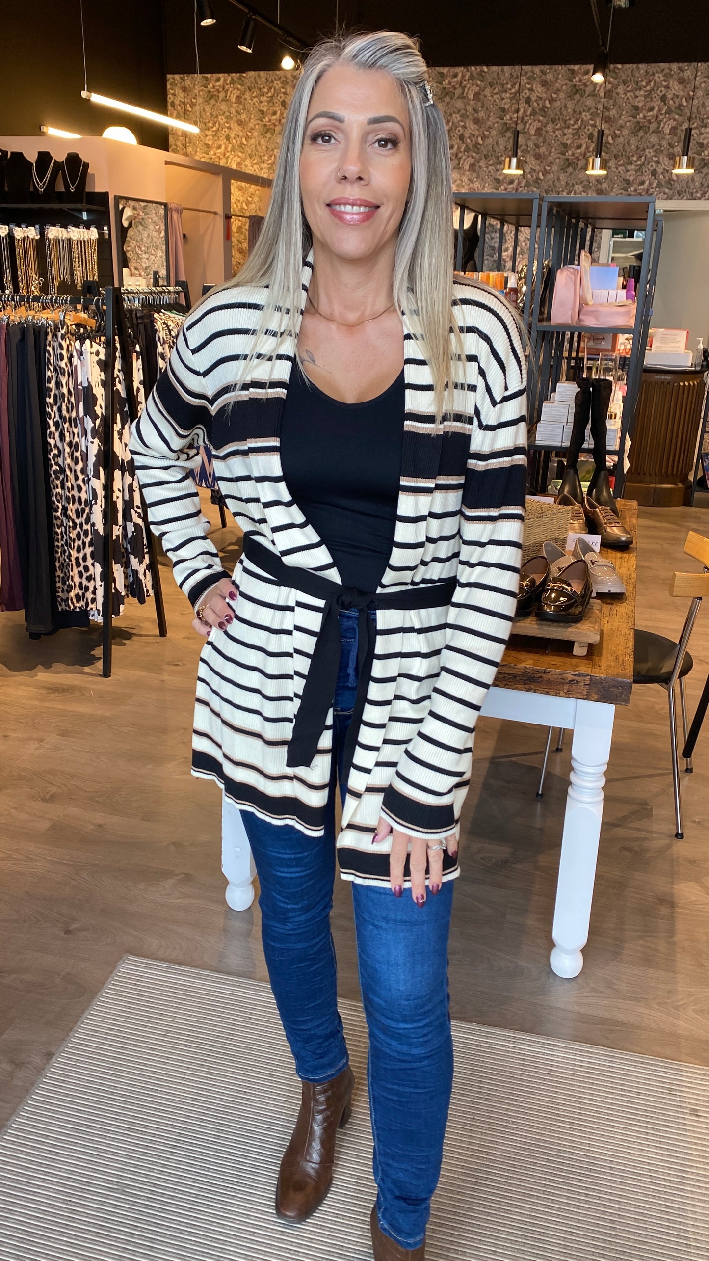 Opin röndótt peysa