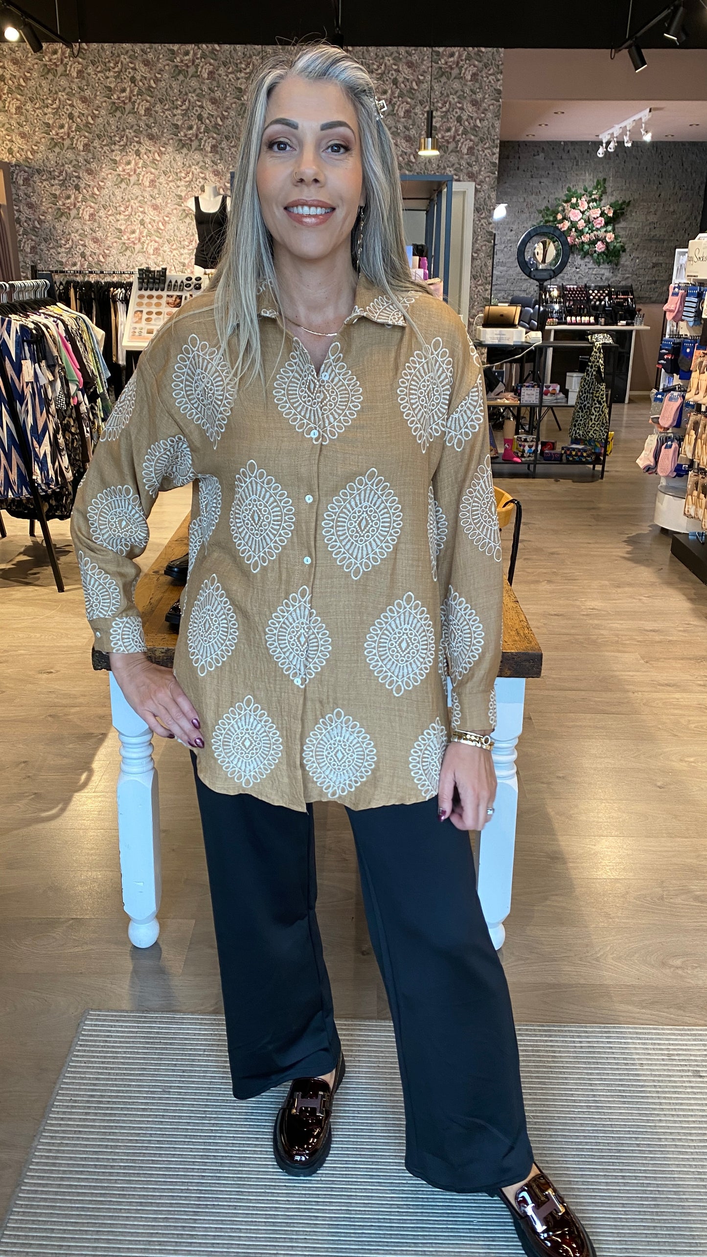 Skyrta með bróderingu