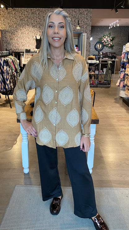 Skyrta með bróderingu