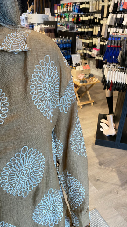 Skyrta með bróderingu