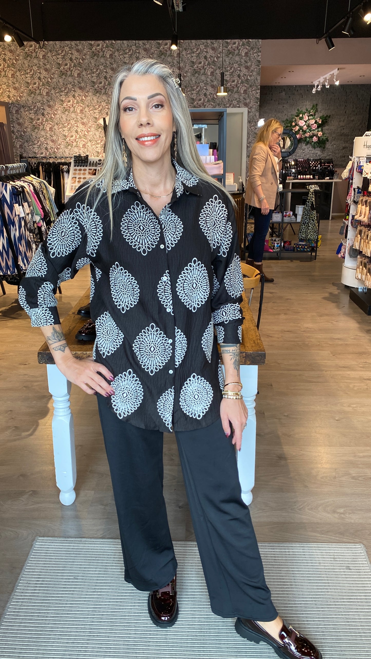 Skyrta með bróderingu