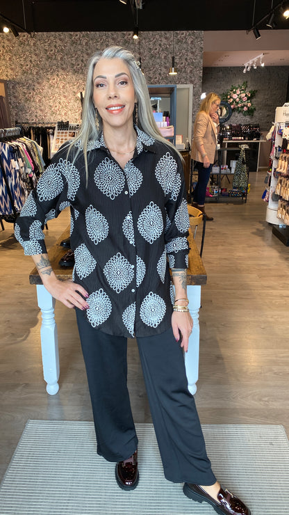 Skyrta með bróderingu