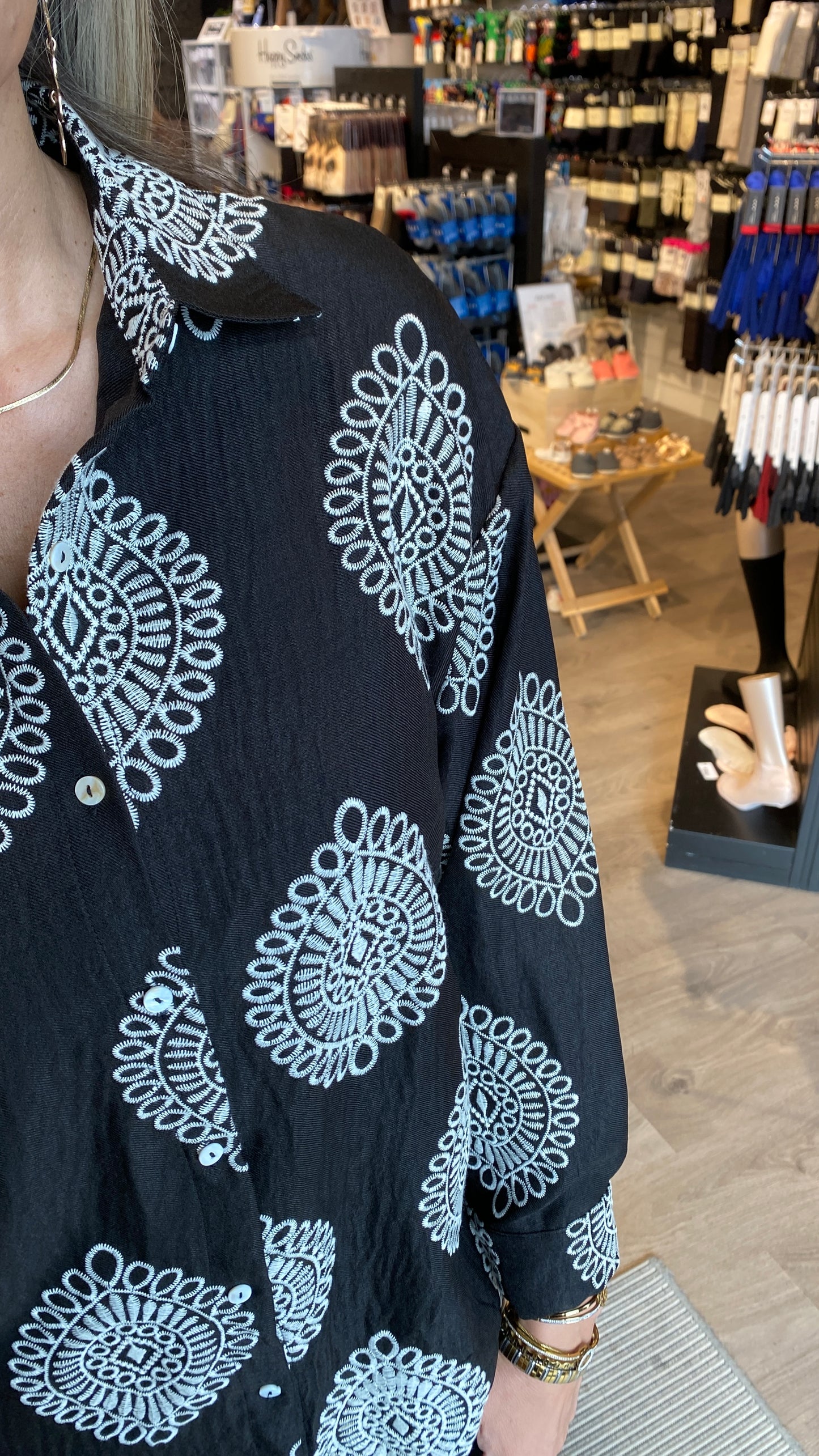 Skyrta með bróderingu