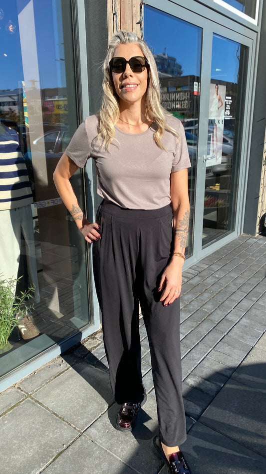 Svartar sparilegar buxur beinar niður