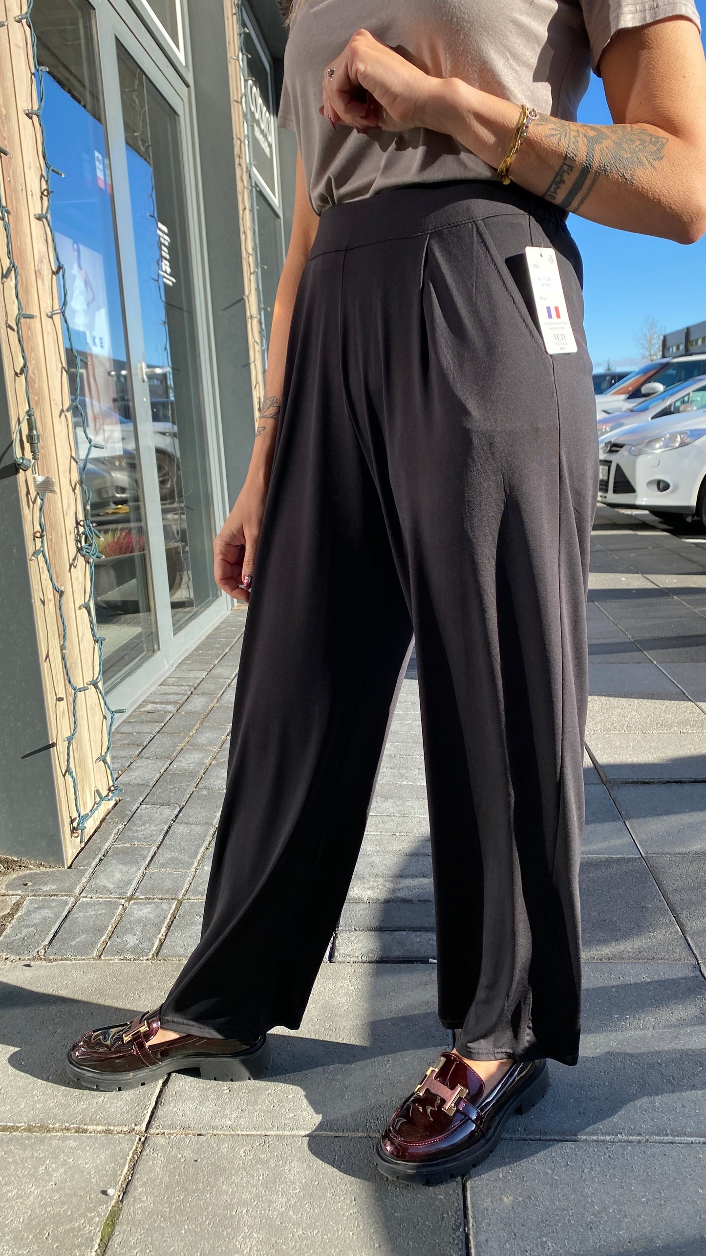 Svartar sparilegar buxur beinar niður