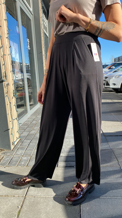 Svartar sparilegar buxur beinar niður