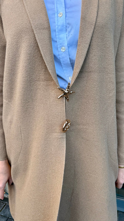 Jakkapeysa með tveim gylltum nælum