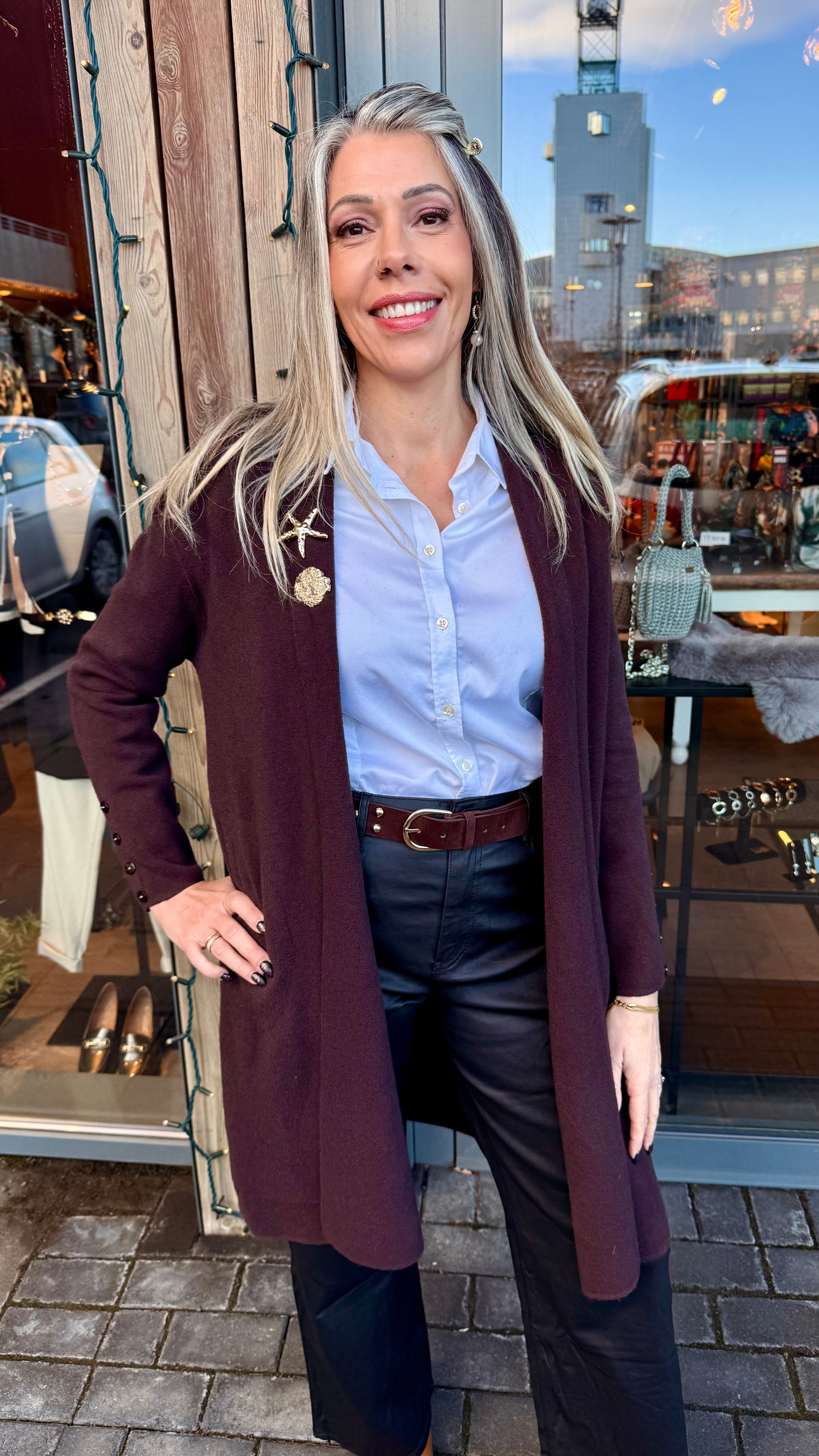 Jakkapeysa með tveim gylltum nælum