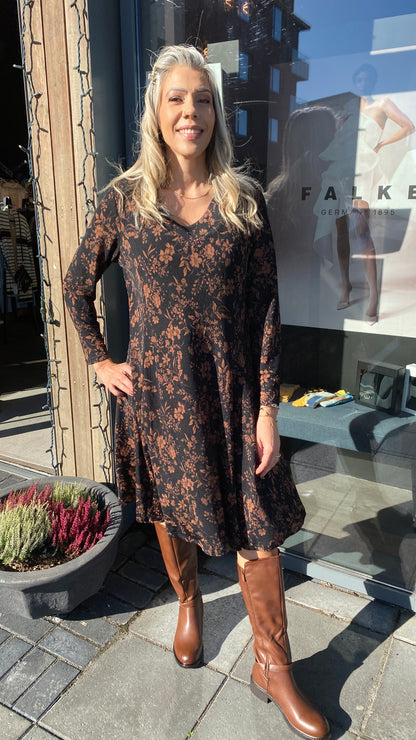 Kjóll með blómamunstri