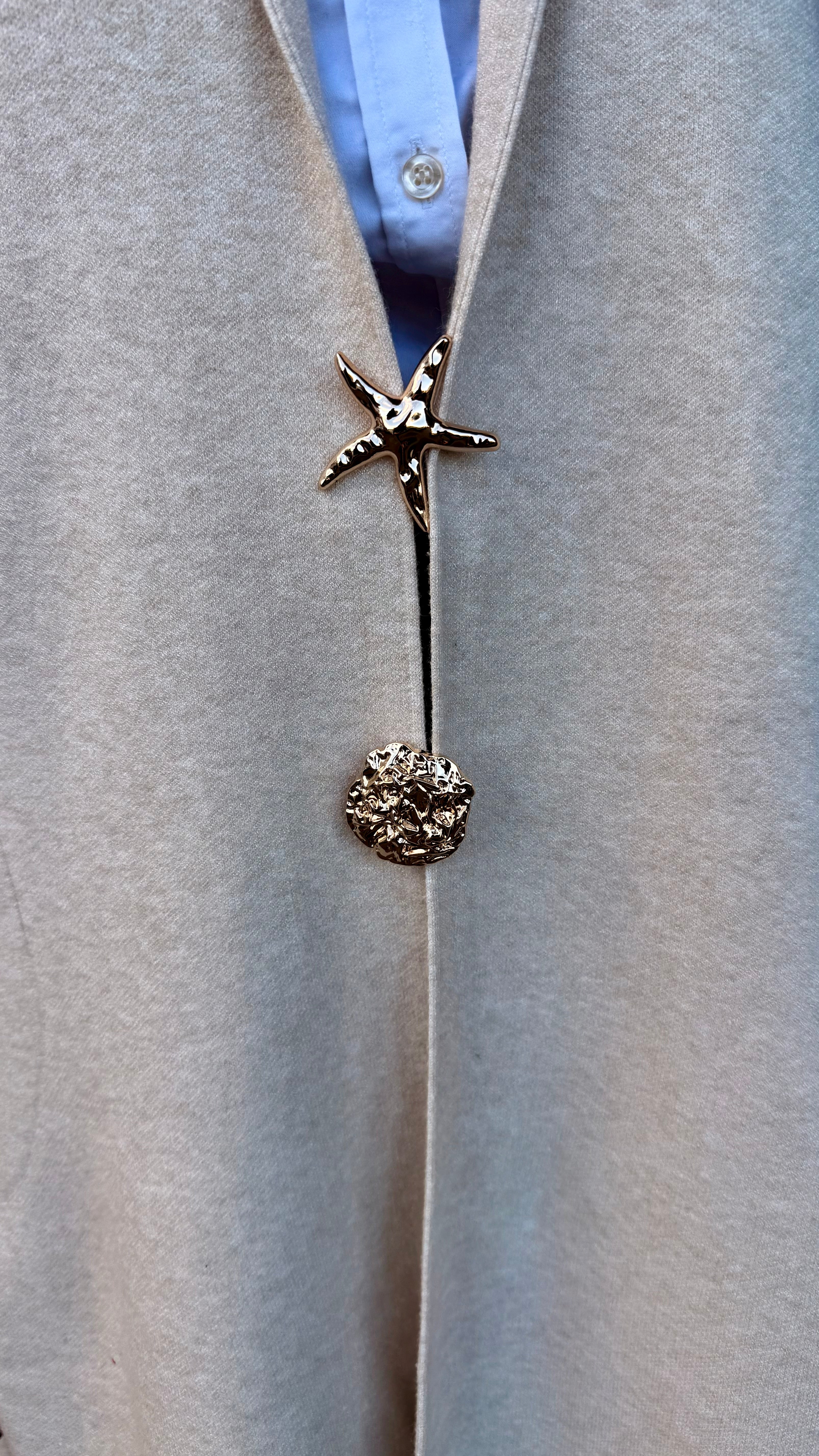 Jakkapeysa með tveim gylltum nælum