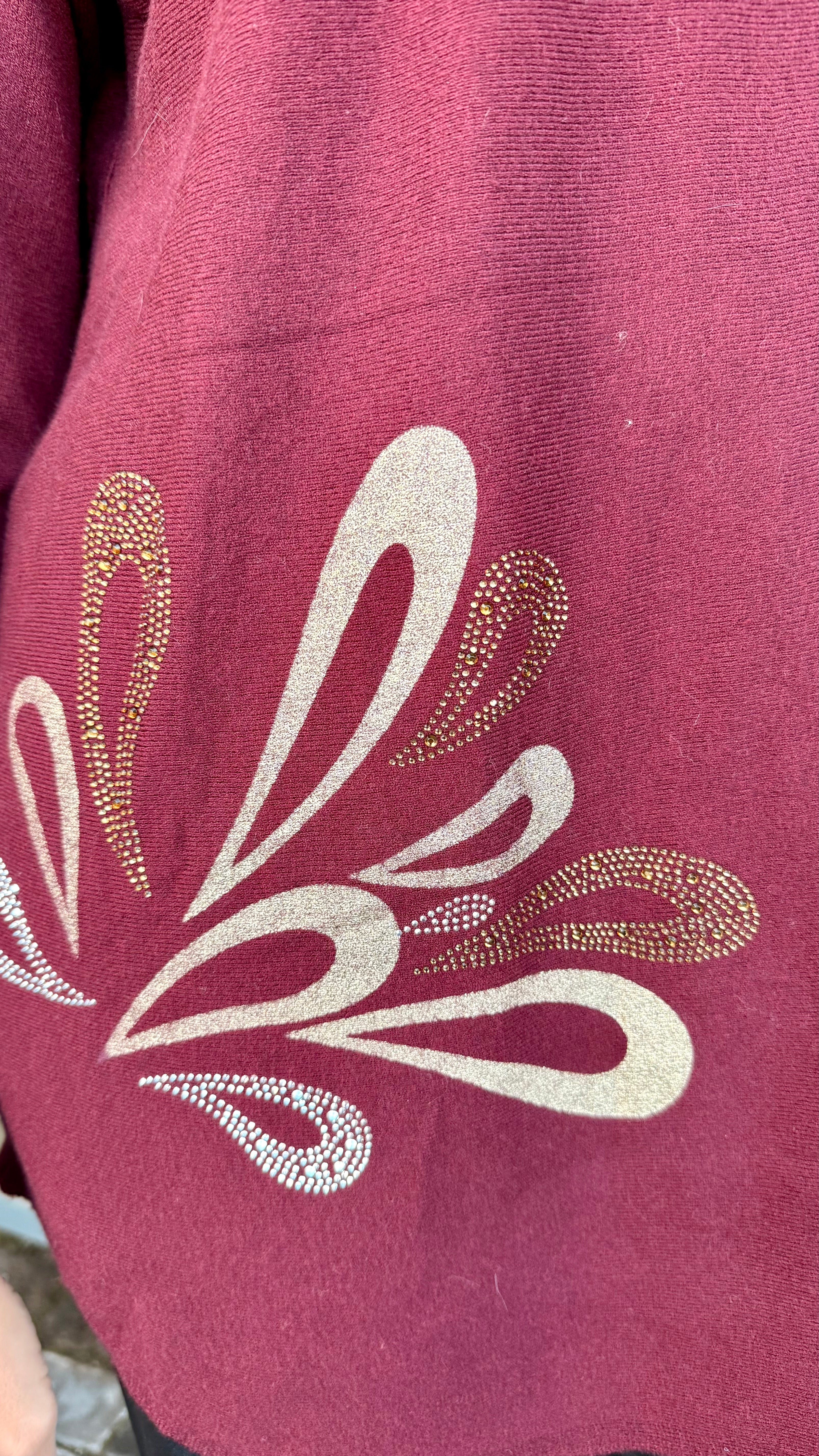 Létt peysa með steinum