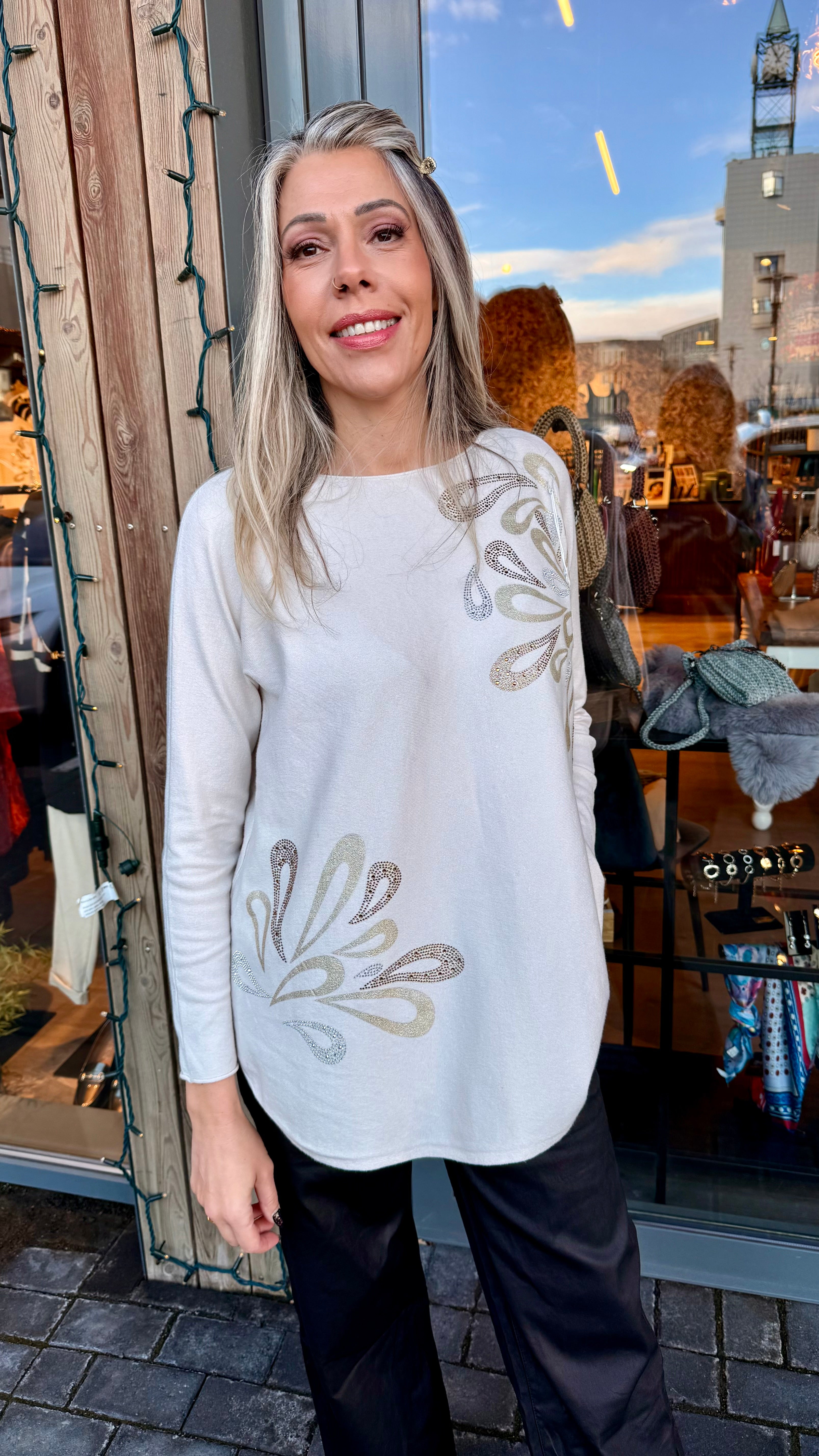 Létt peysa með steinum