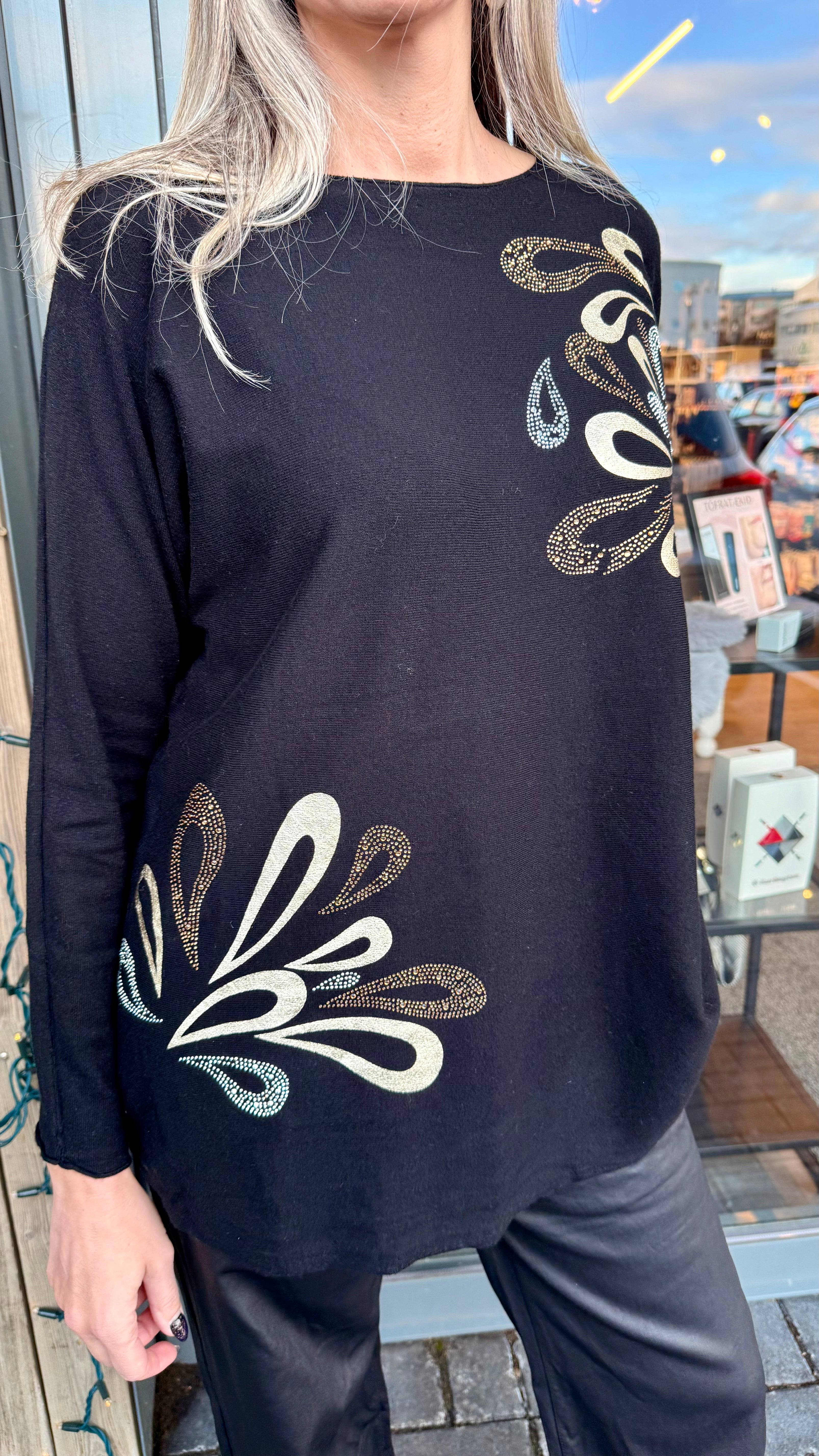 Létt peysa með steinum