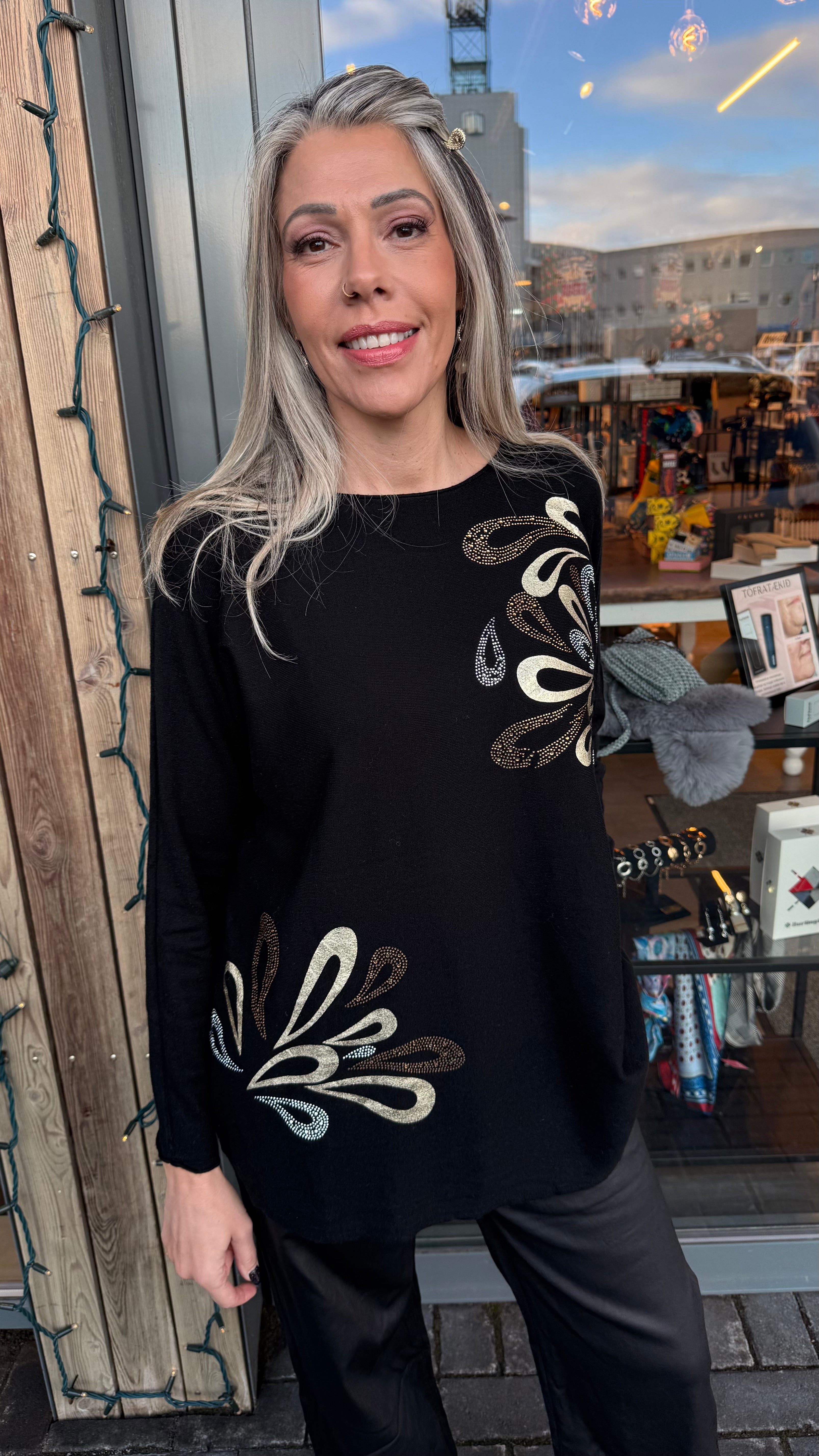 Létt peysa með steinum