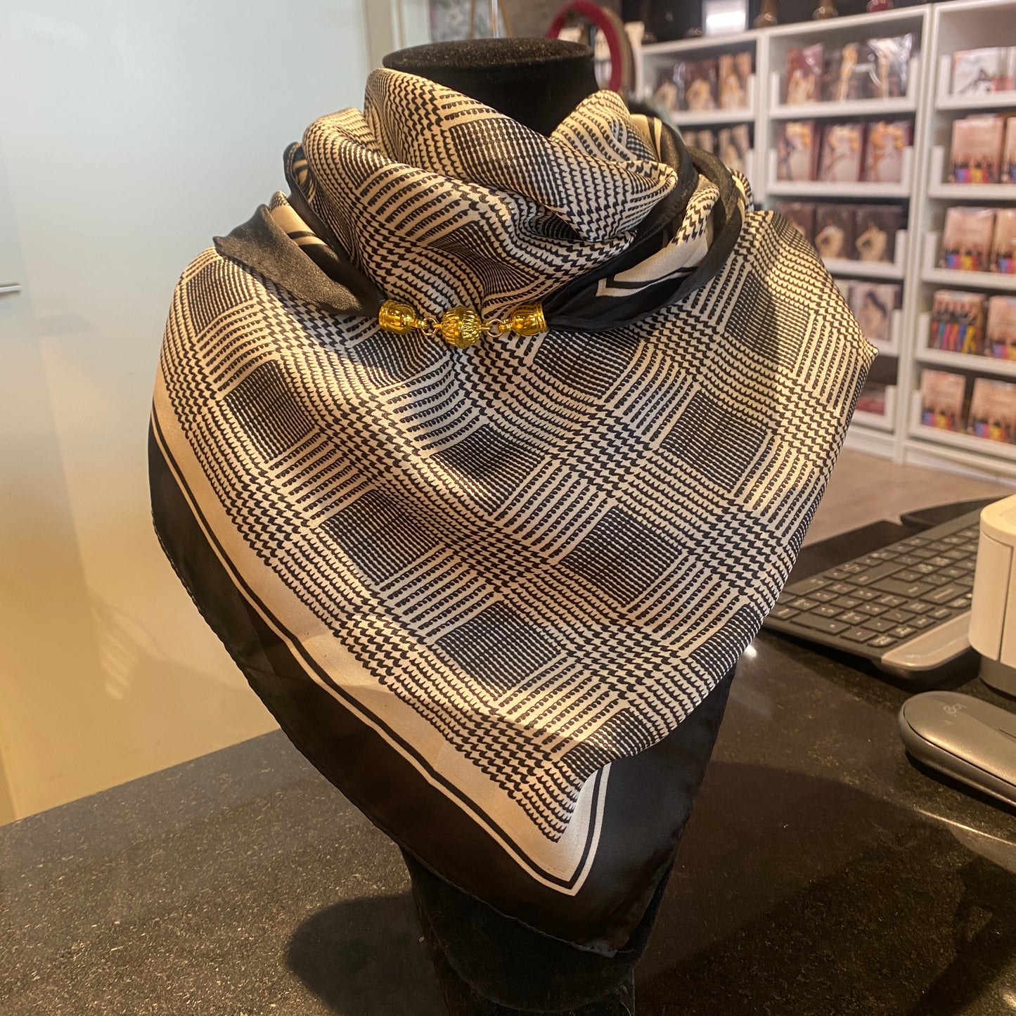 Slæða svört og hvít með segul til að festa hana saman