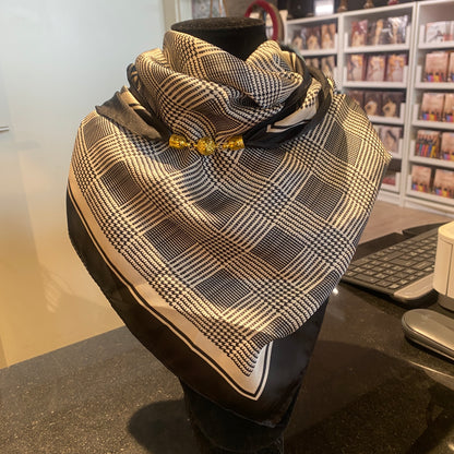 Slæða svört og hvít með segul til að festa hana saman