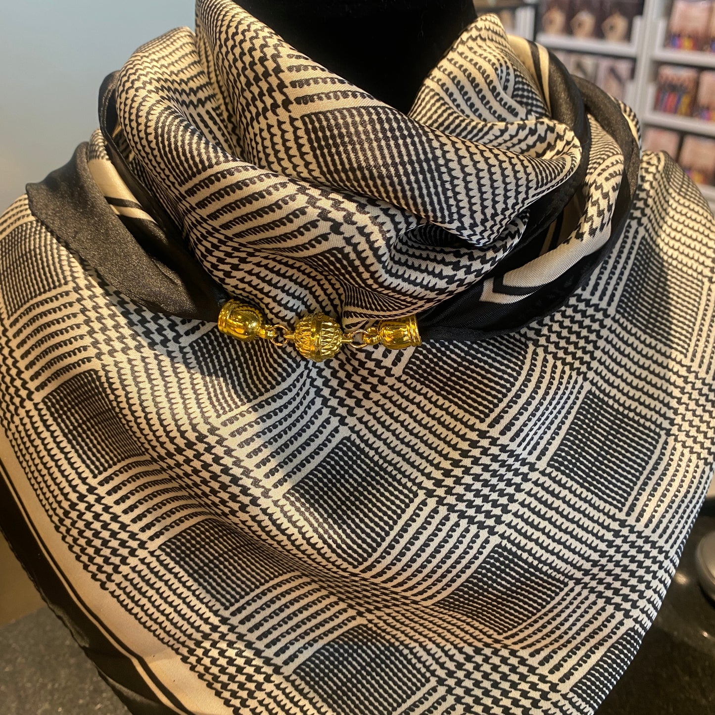 Slæða svört og hvít með segul til að festa hana saman