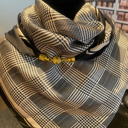 Slæða svört og hvít með segul til að festa hana saman