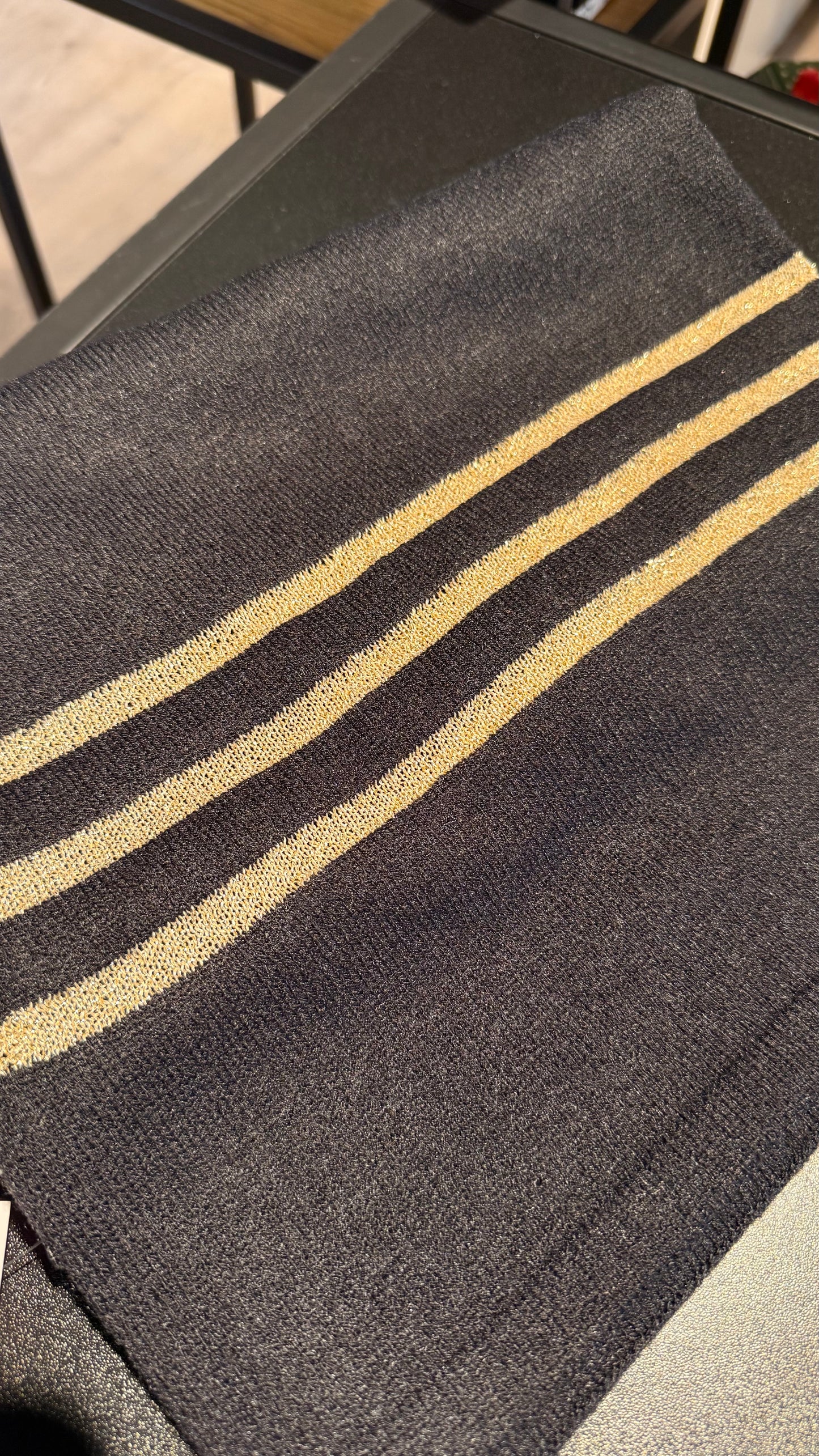 Mjúkur trefill með gylltri rönd