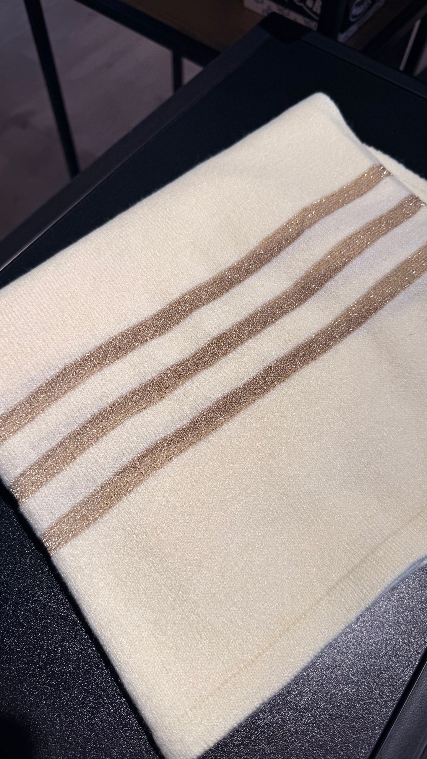 Mjúkur trefill með gylltri rönd