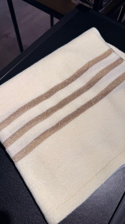 Mjúkur trefill með gylltri rönd