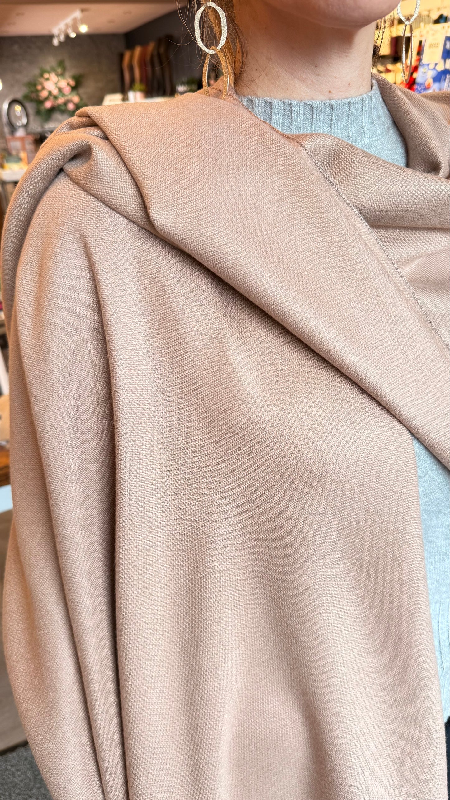 Slá úr silki og ullarblöndu.