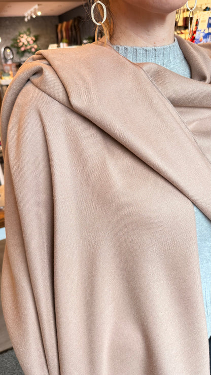 Slá úr silki og ullarblöndu.