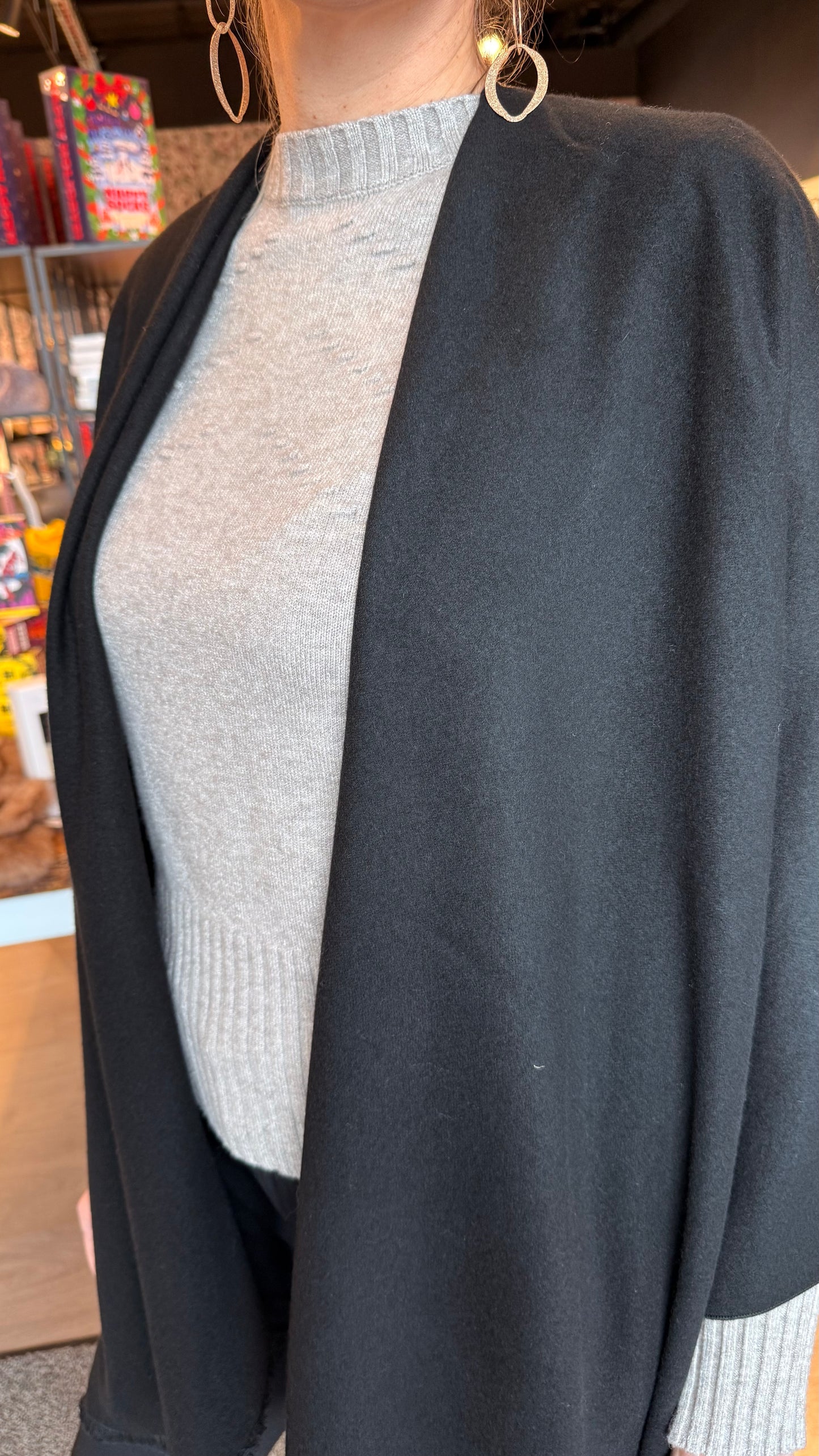 Slá úr silki og ullarblöndu.