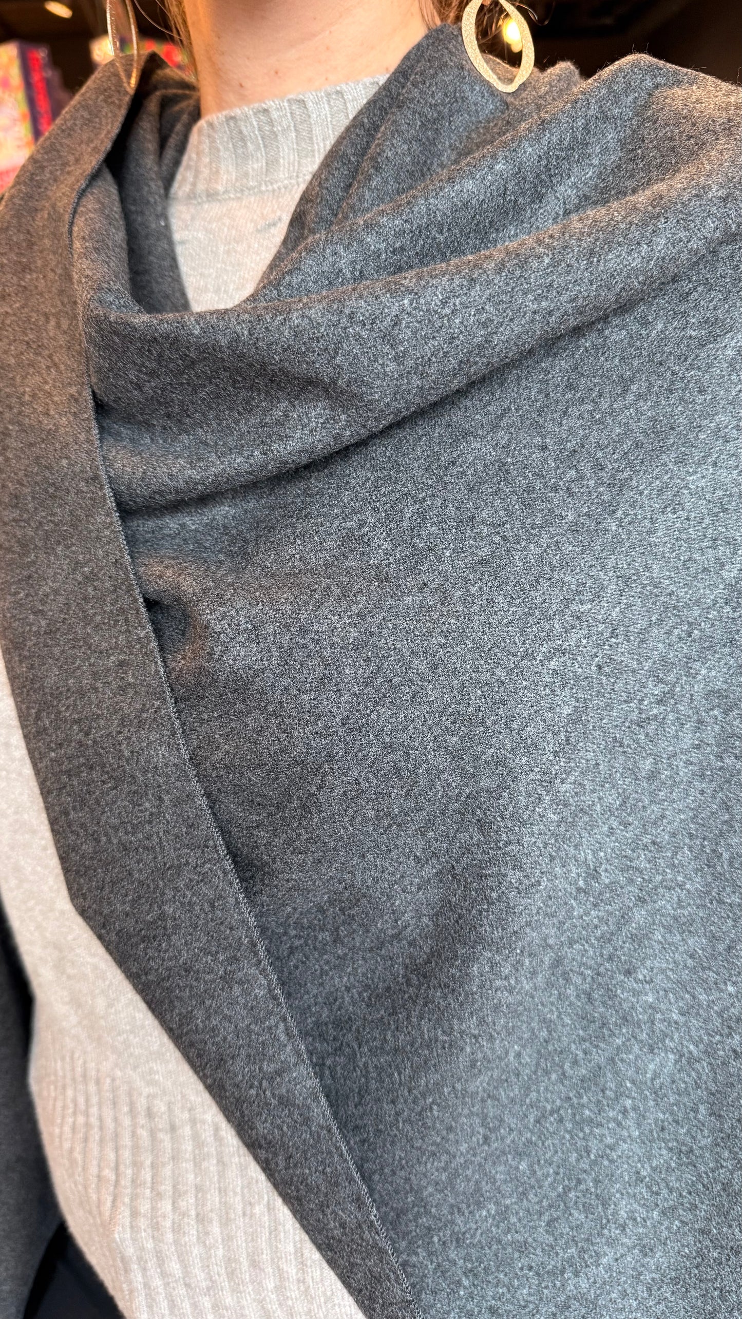 Slá úr silki og ullarblöndu.