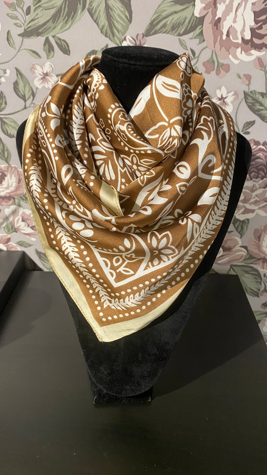 Slæða í brúnum og ljósum tónum