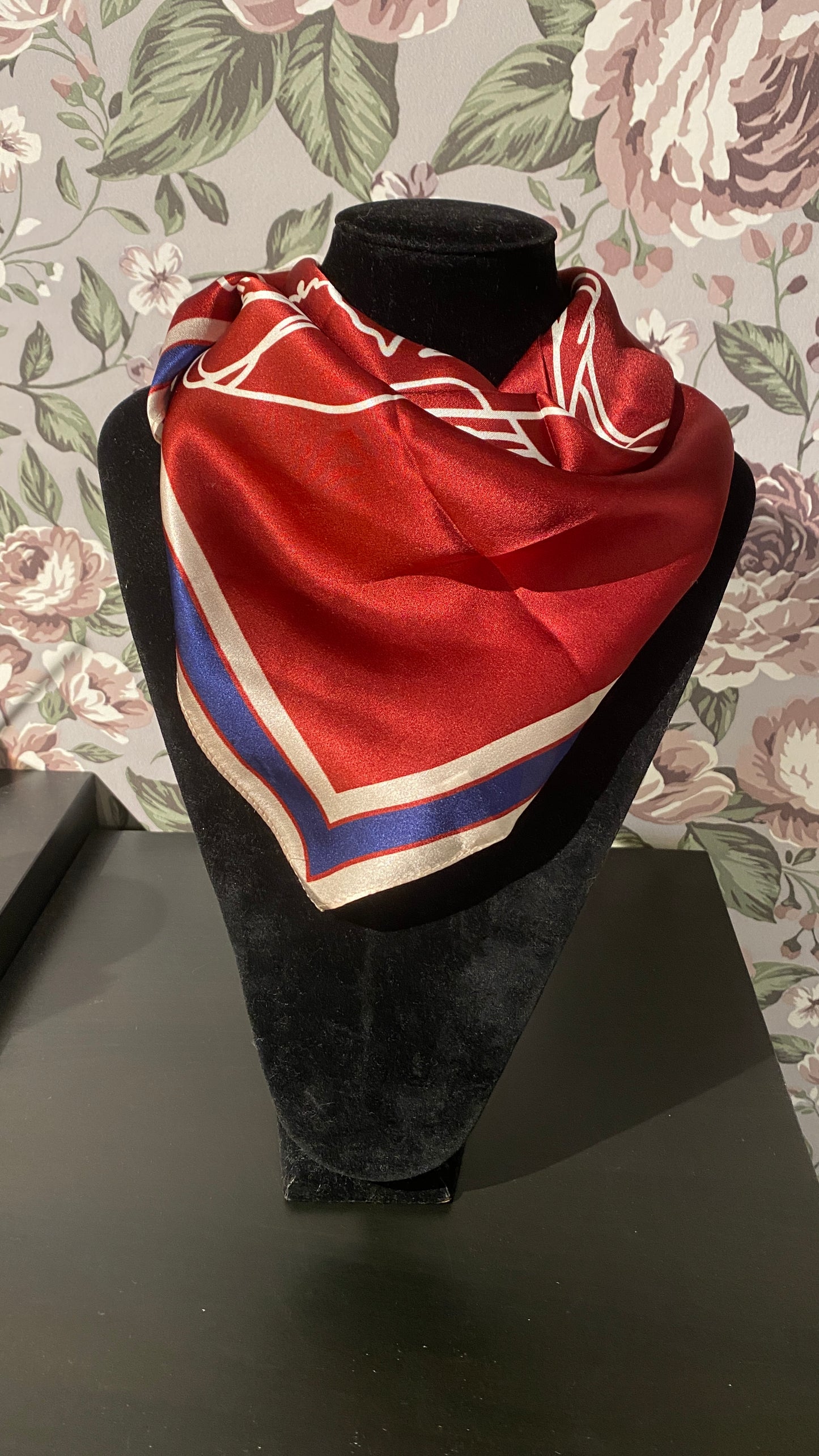 Silki slæða Rauð með hvítu munstri