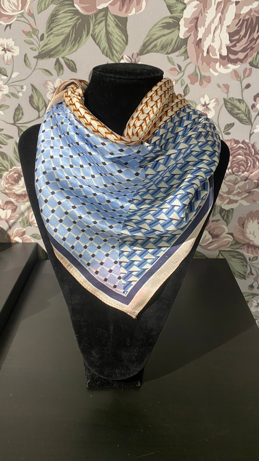 Silki slæða í bláum,brúnum og ljósum lit