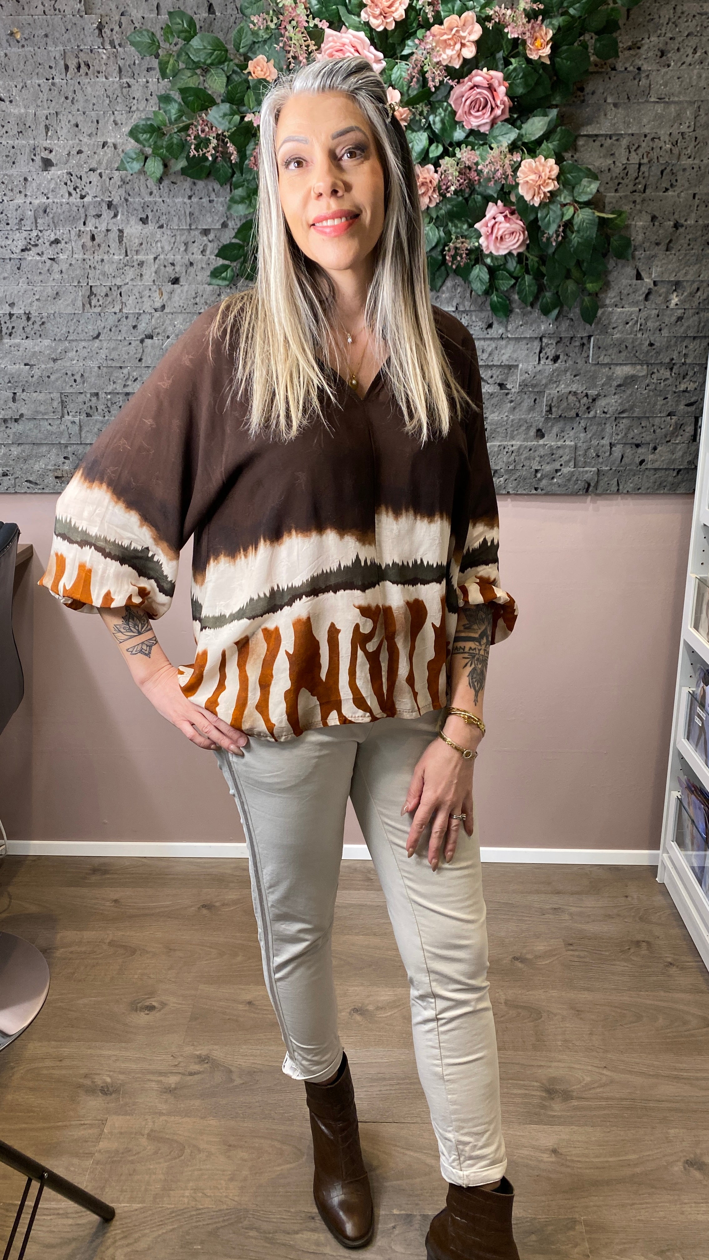 Falleg brún munstrótt blússa