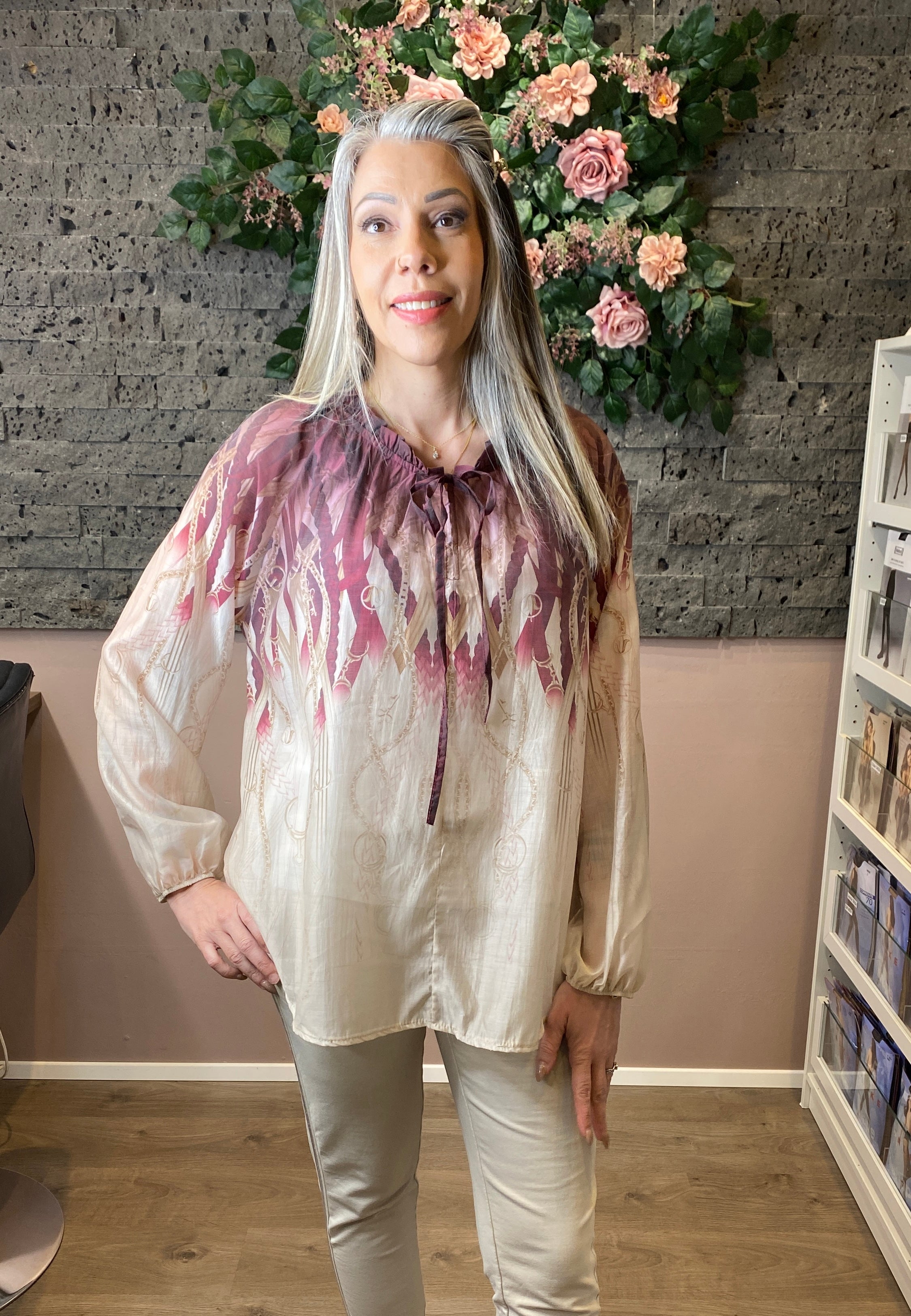 Falleg Vínrauð og ljós blússa