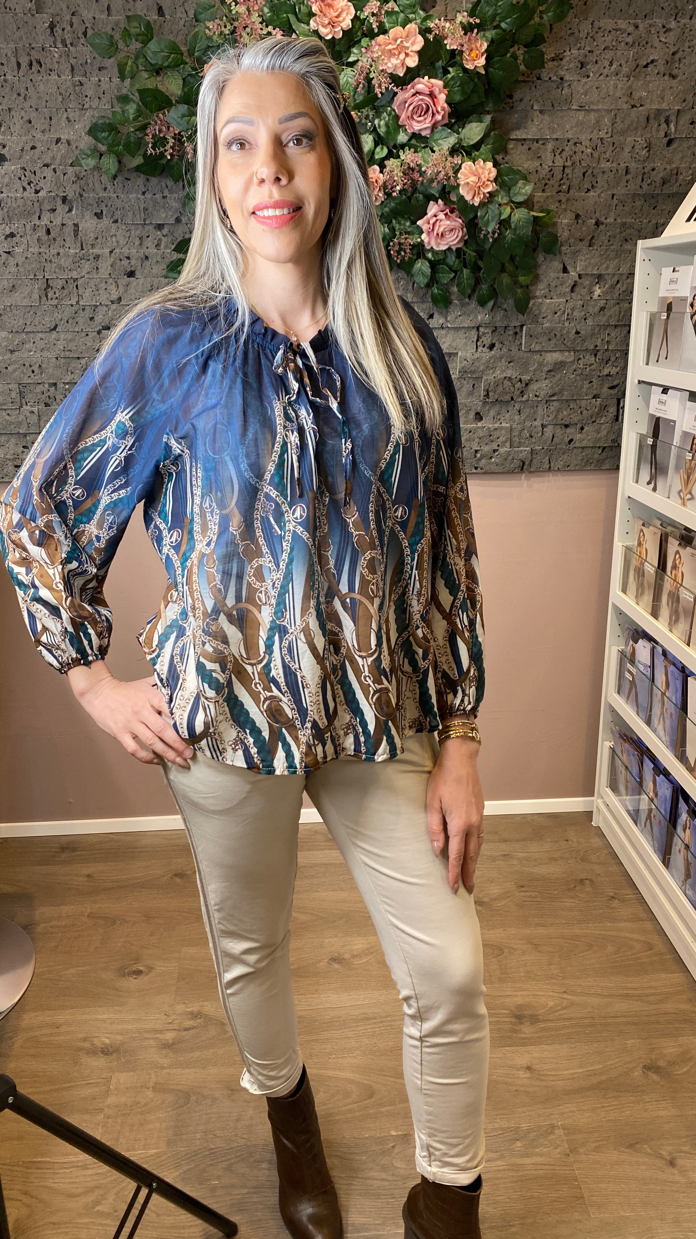 Falleg blá munstrótt blússa