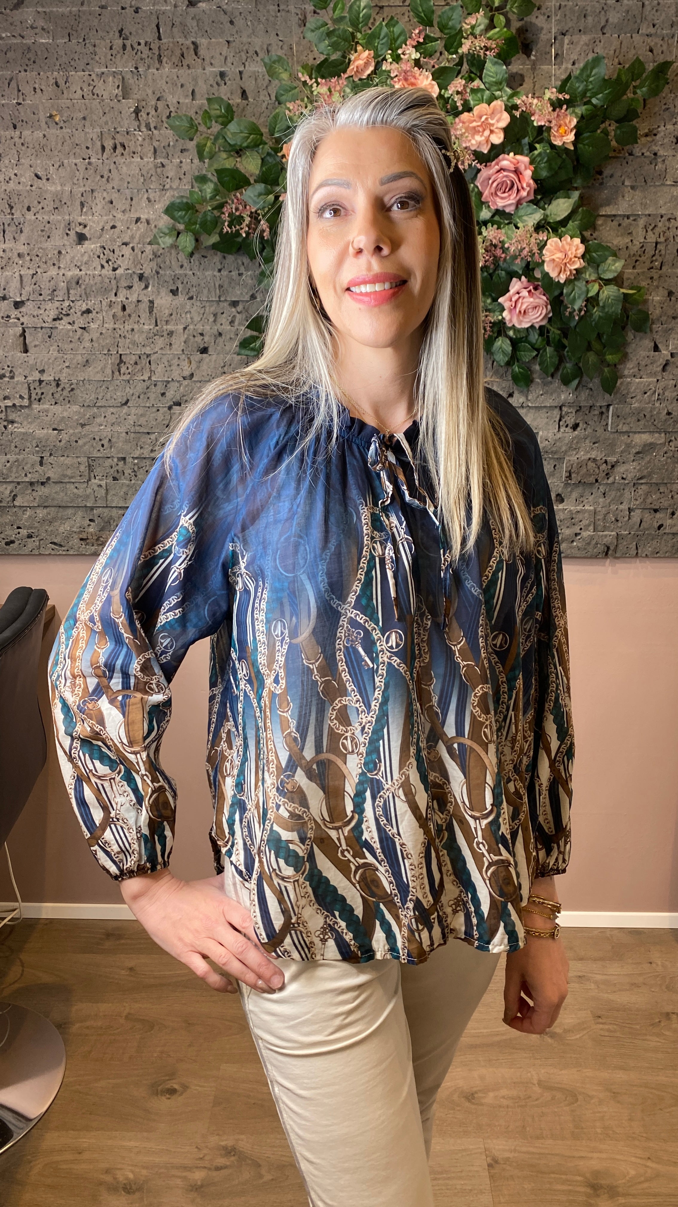 Falleg blá munstrótt blússa