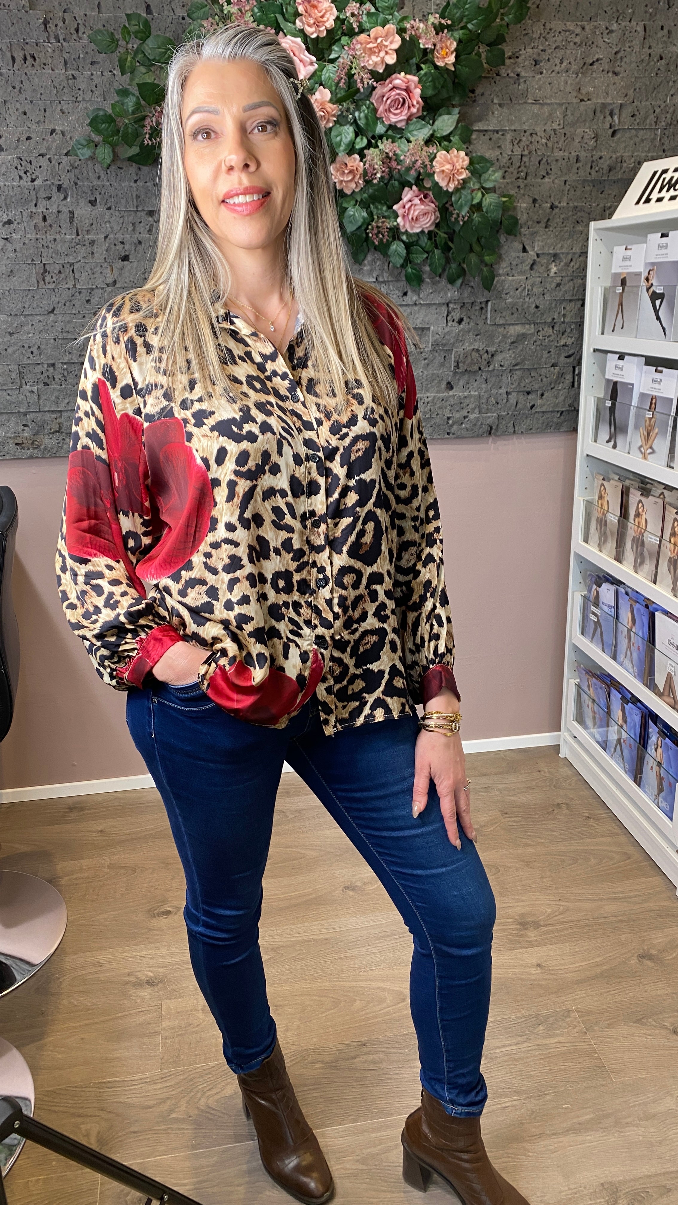 Falleg rauð skyrta með dýramunstri