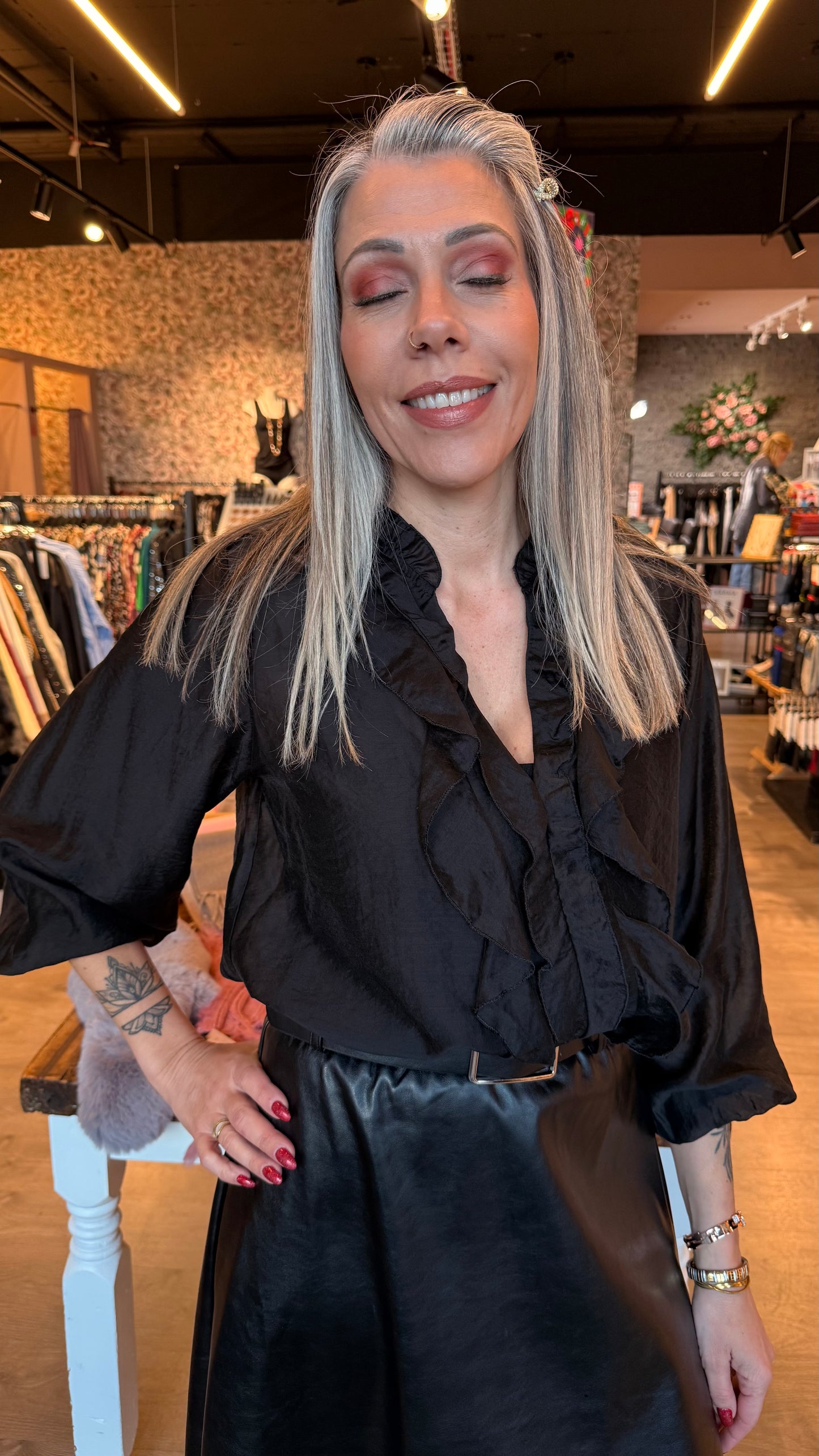 Sparileg og þunn skyrta með pífum að framan