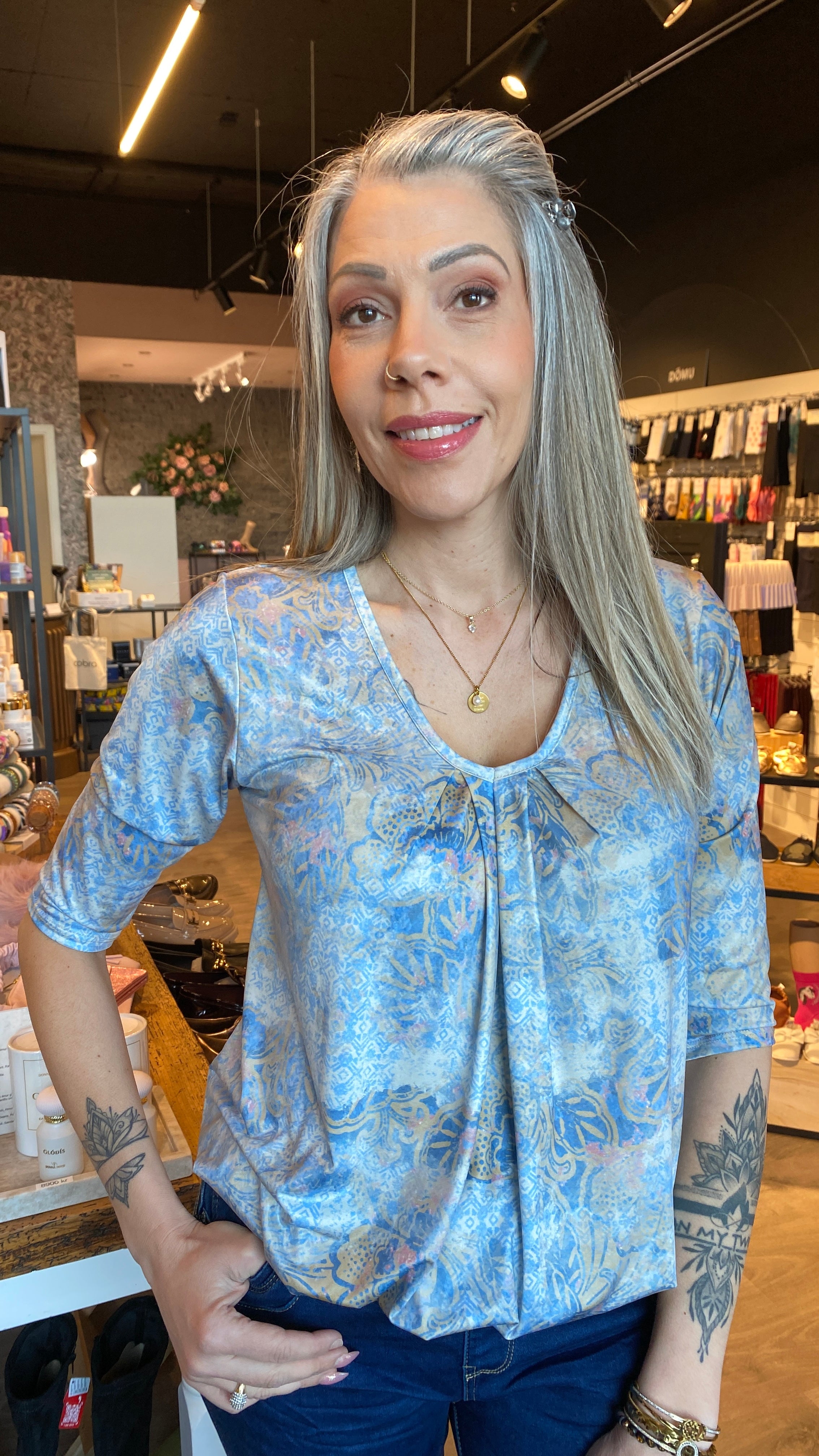 Blámunstraður bolur með stroffi að neðan