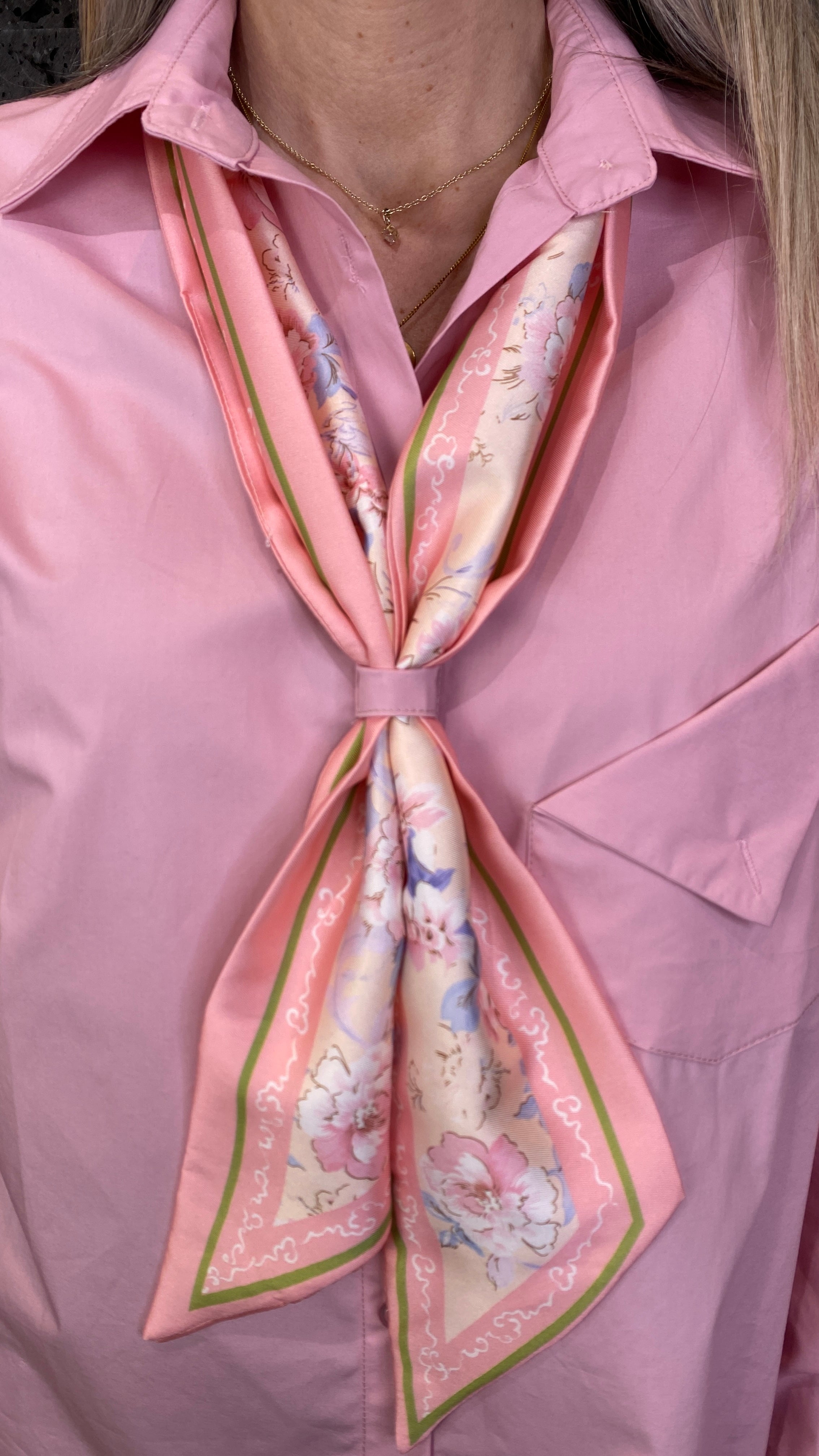 Bómullar skyrta með lausri slæðu