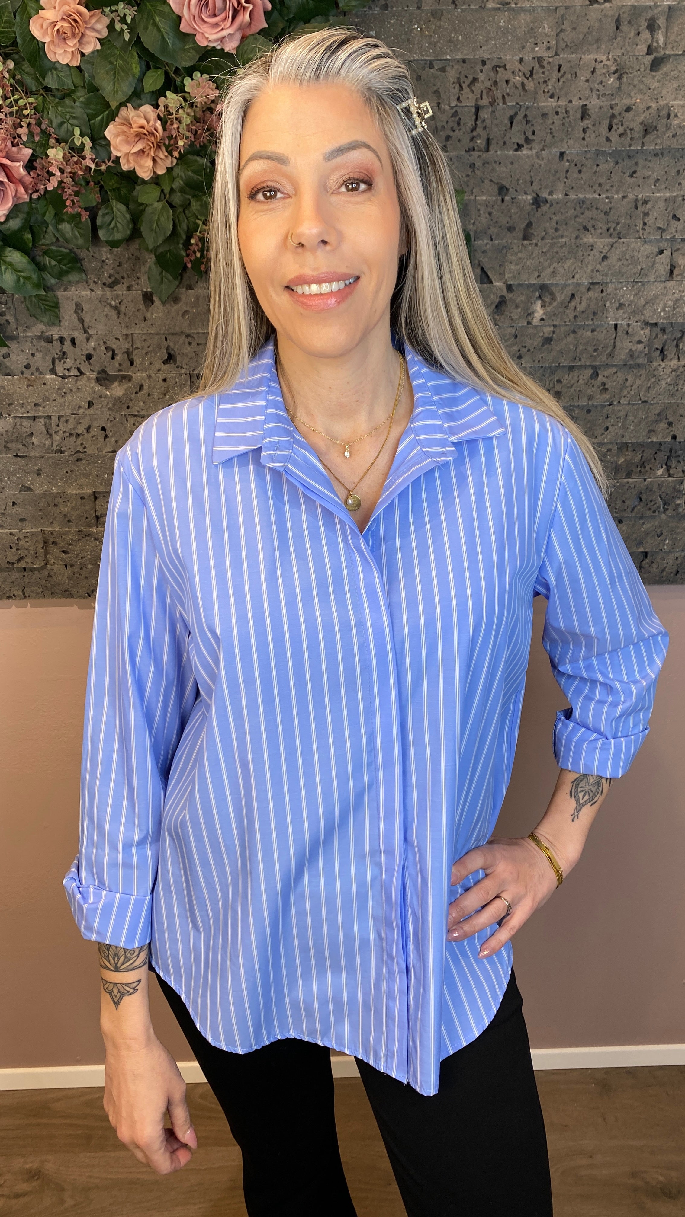 Hvít og blá röndótt skyrta