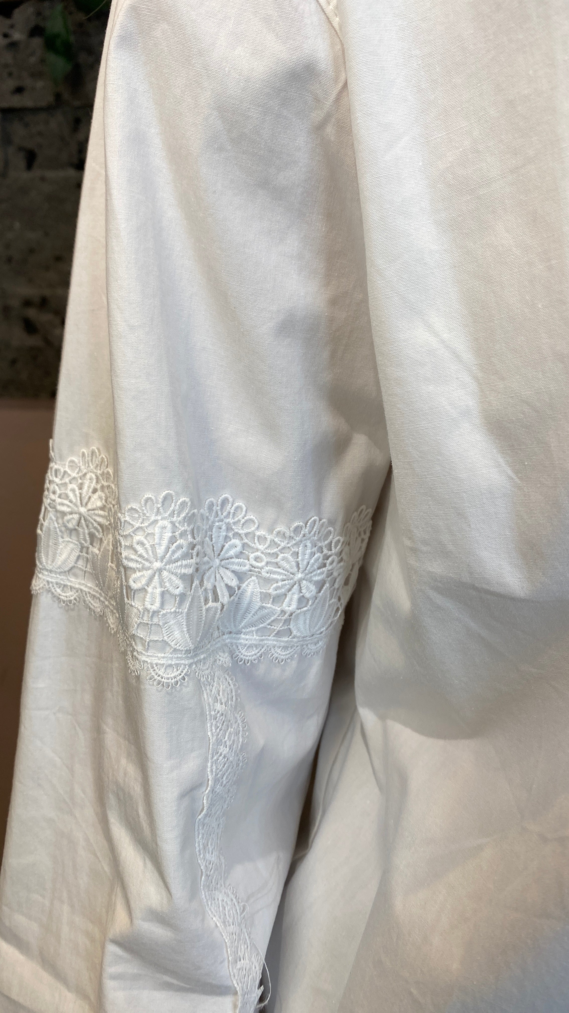 Hvít bómullar skyrta með bróderingu