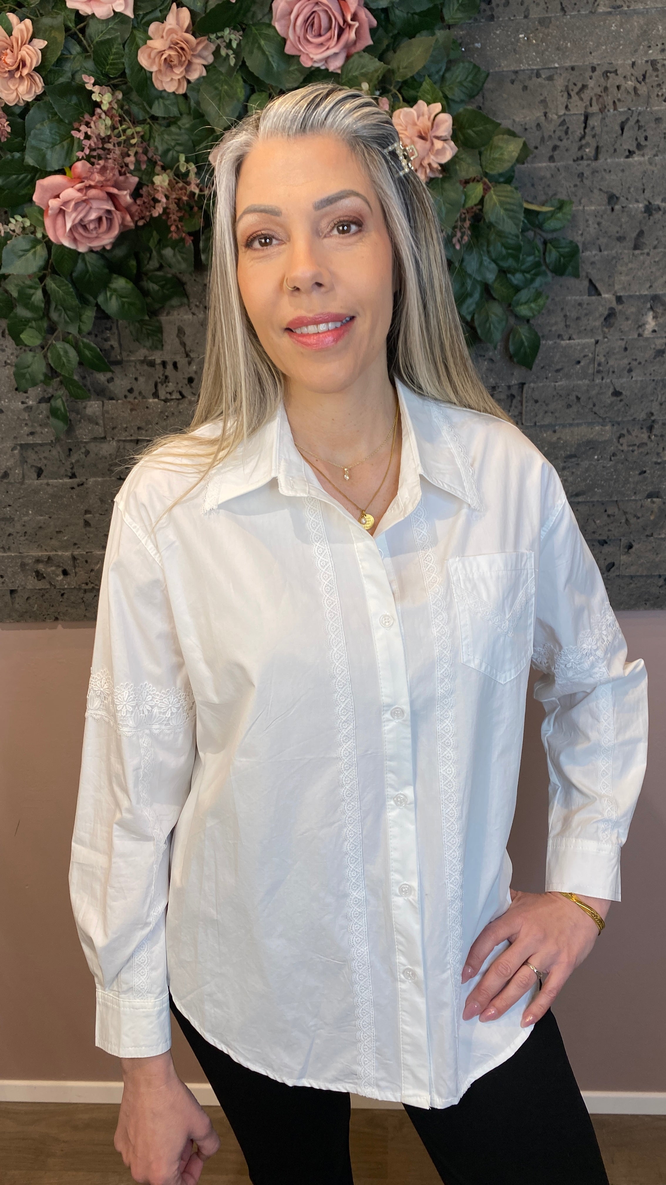 Hvít bómullar skyrta með bróderingu