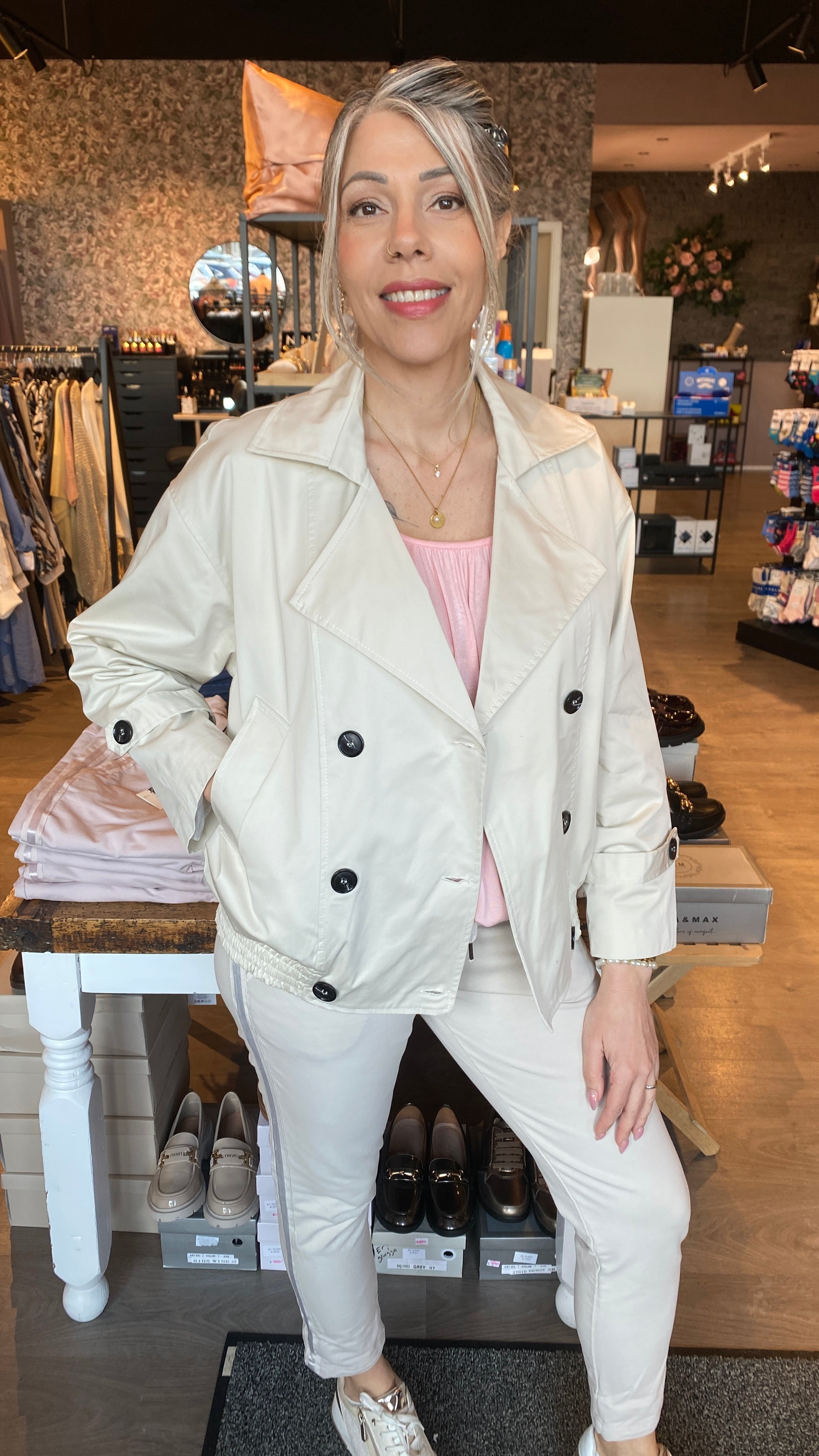 Stuttur jakki með teygju að neðan